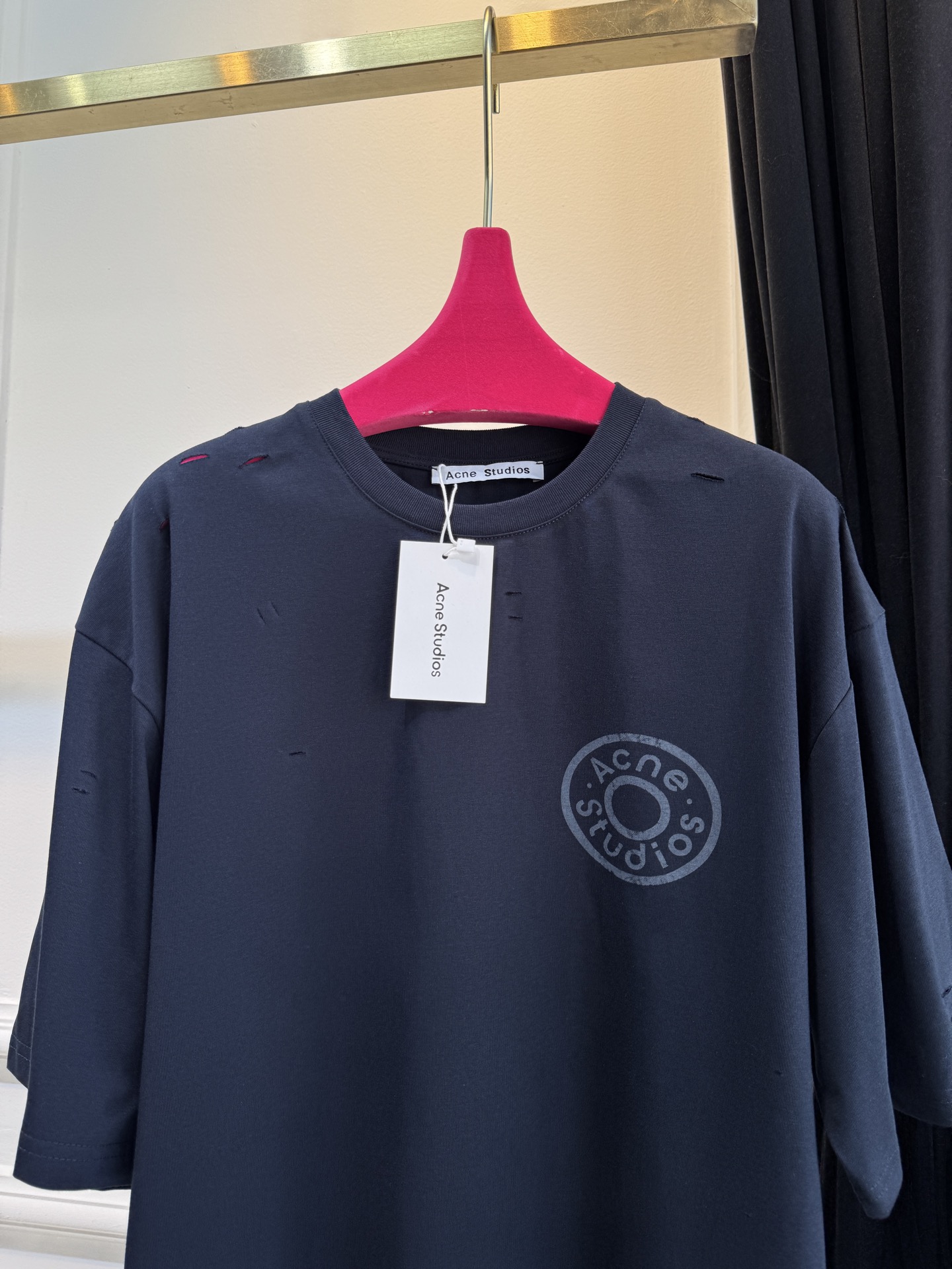 Acne Studios破洞T恤采用oversize圆领短袖版型，宽松剪裁带来无束缚的穿着体验，下摆的不