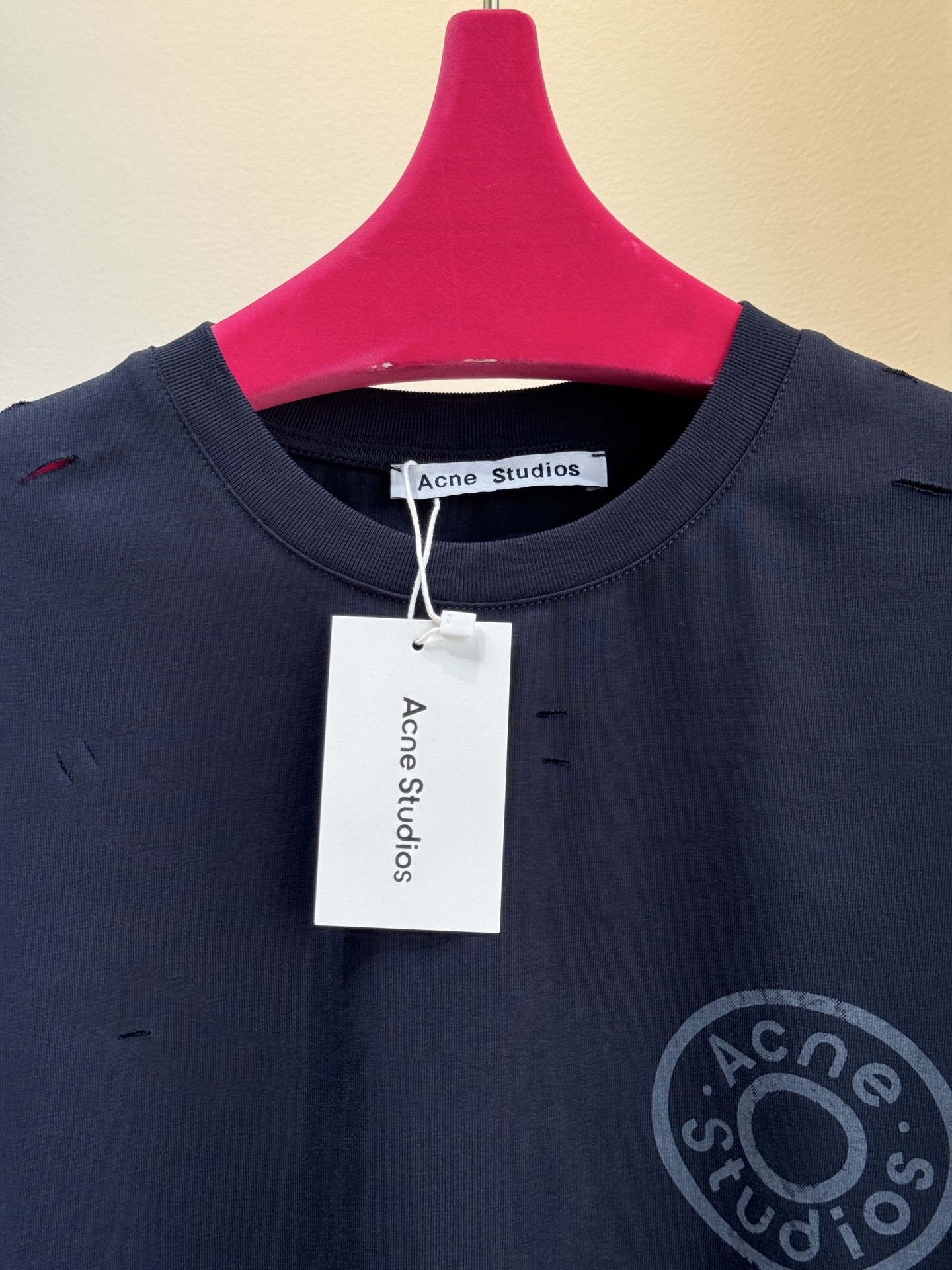 Acne Studios破洞T恤采用oversize圆领短袖版型，宽松剪裁带来无束缚的穿着体验，下摆的不