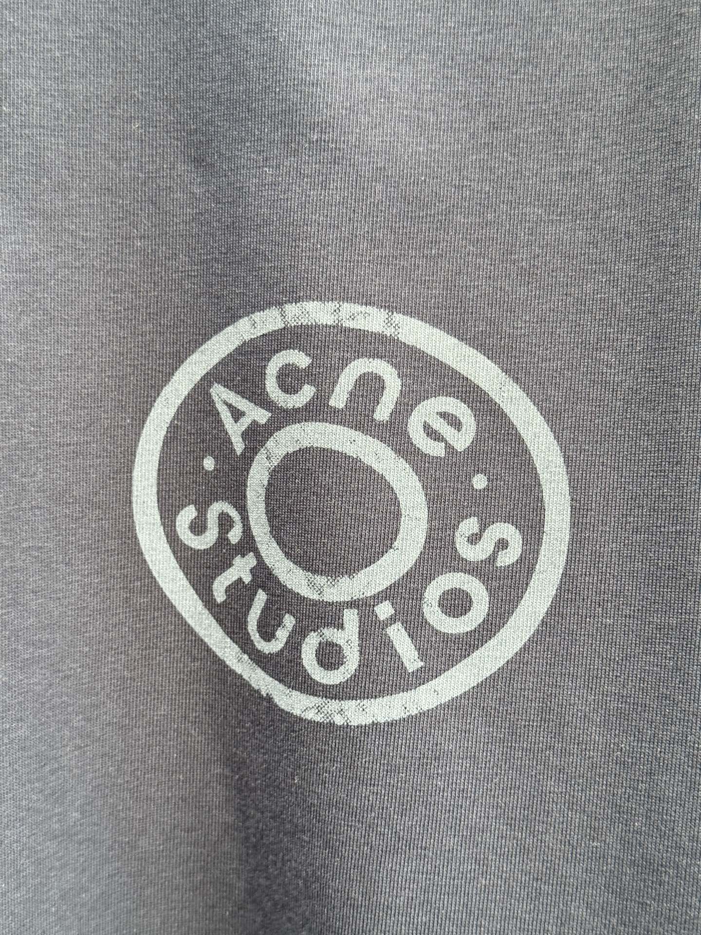 Acne Studios破洞T恤采用oversize圆领短袖版型，宽松剪裁带来无束缚的穿着体验，下摆的不