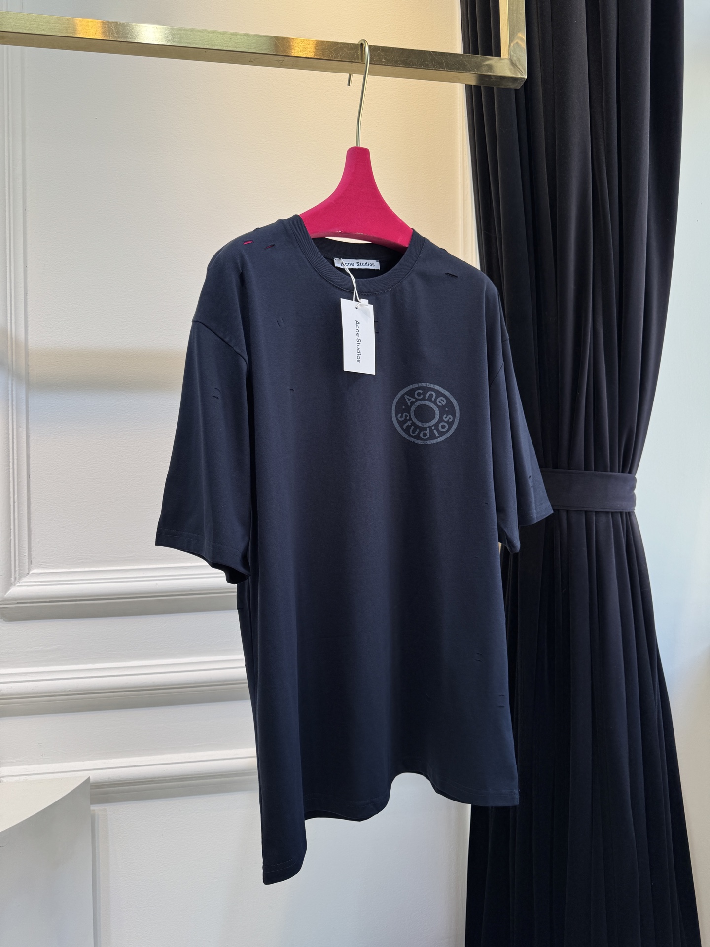 Acne Studios破洞T恤采用oversize圆领短袖版型，宽松剪裁带来无束缚的穿着体验，下摆的不