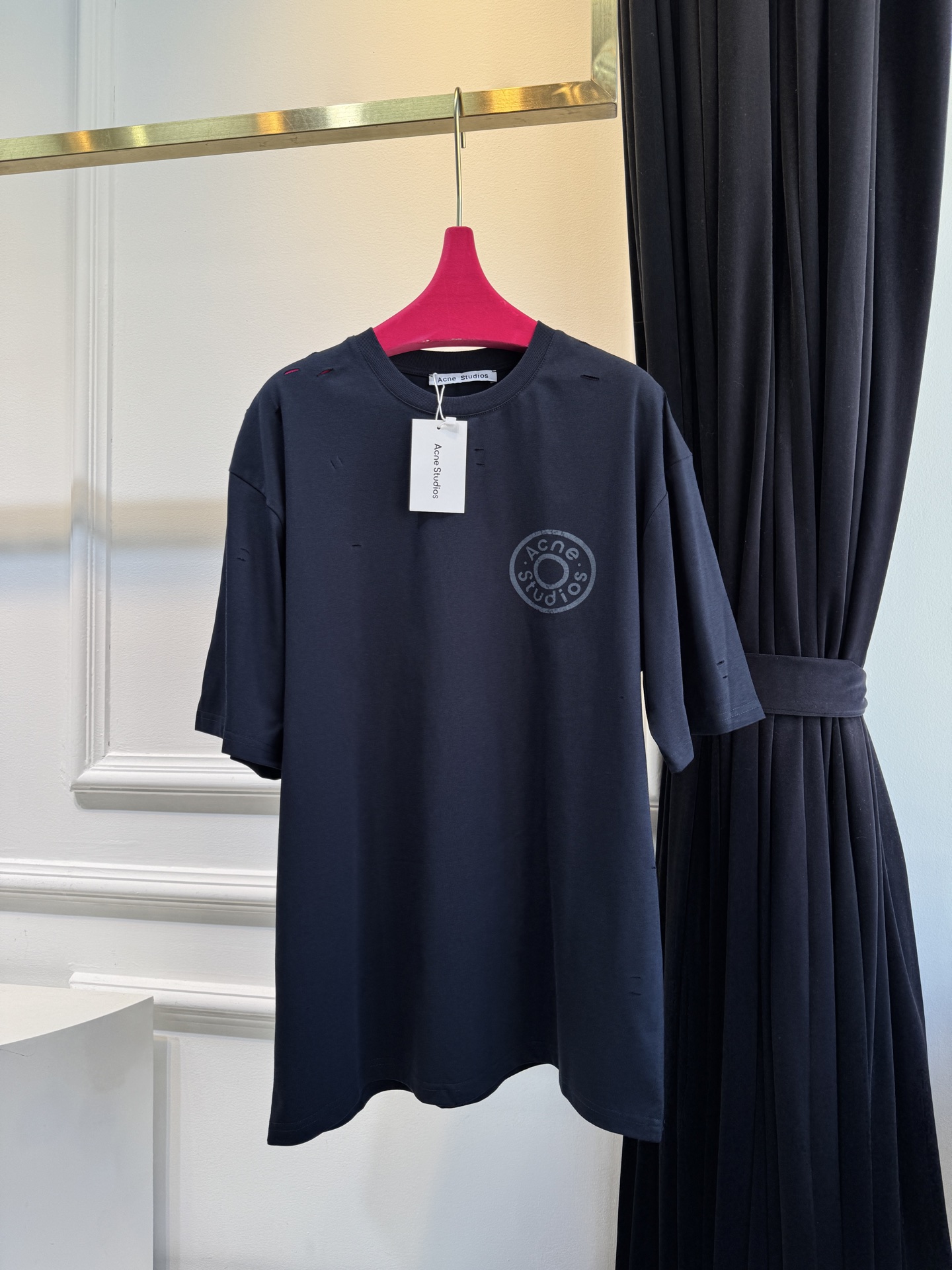 Acne Studios破洞T恤采用oversize圆领短袖版型，宽松剪裁带来无束缚的穿着体验，下摆的不