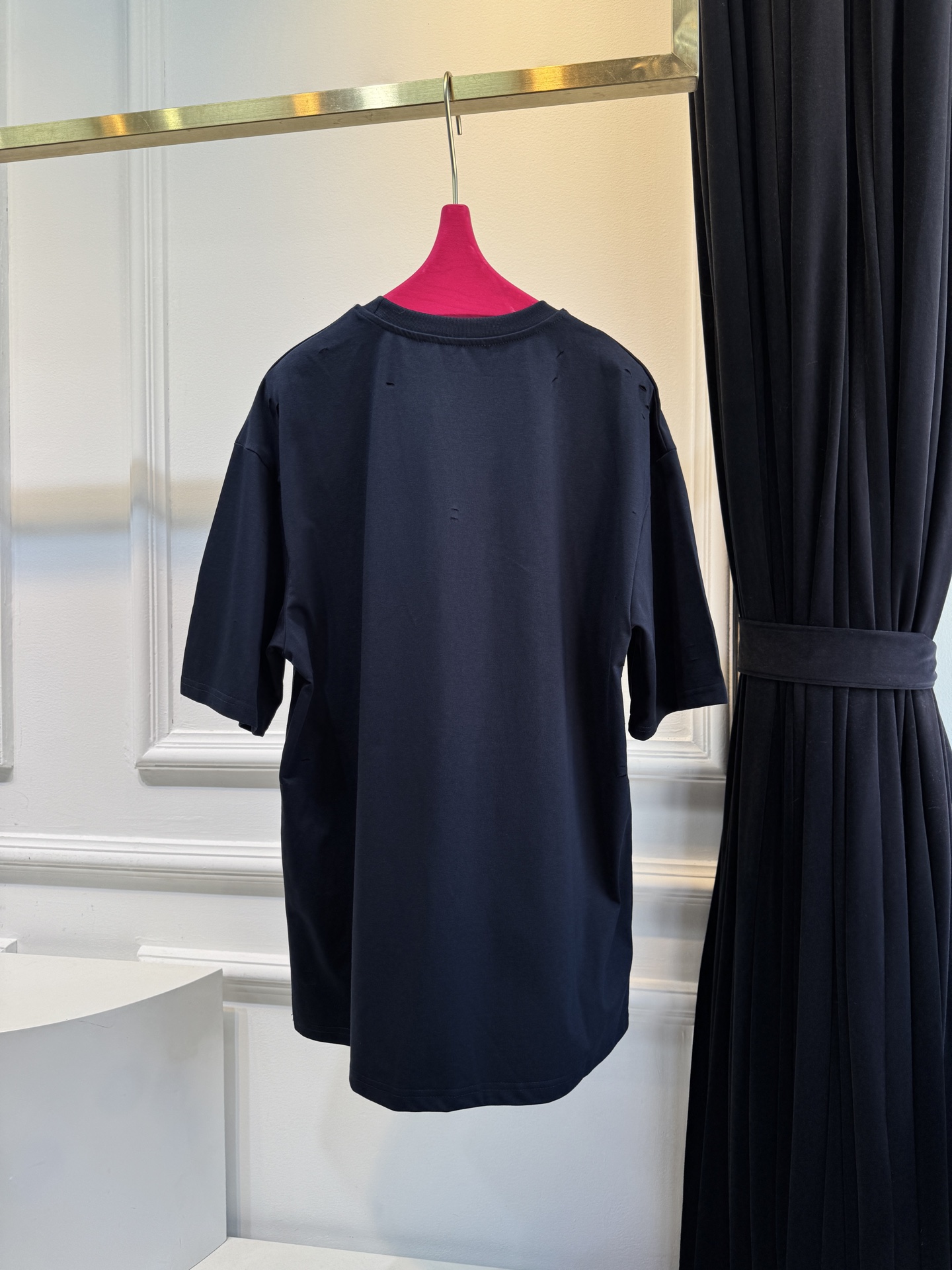 Acne Studios破洞T恤采用oversize圆领短袖版型，宽松剪裁带来无束缚的穿着体验，下摆的不