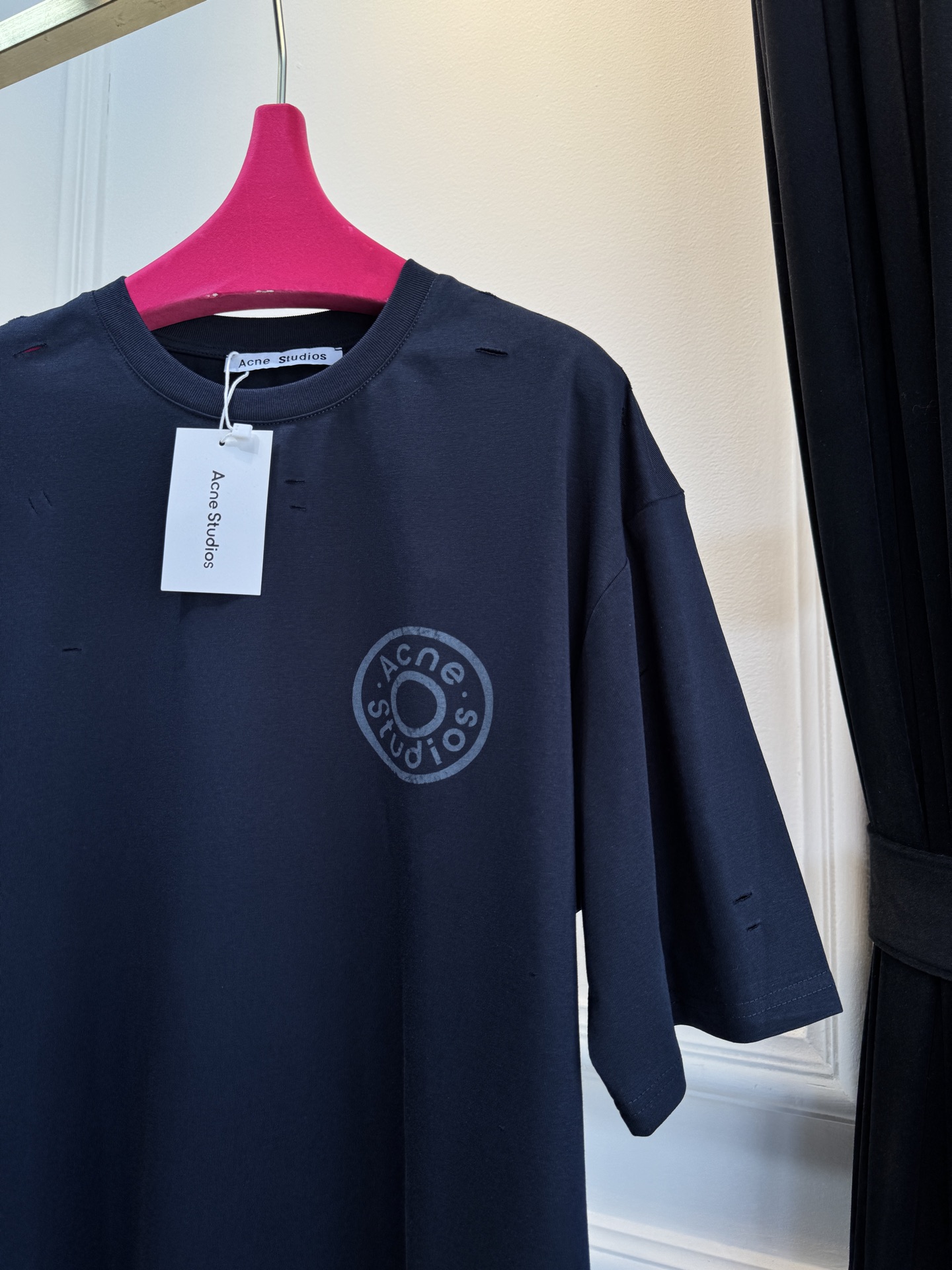 Acne Studios破洞T恤采用oversize圆领短袖版型，宽松剪裁带来无束缚的穿着体验，下摆的不