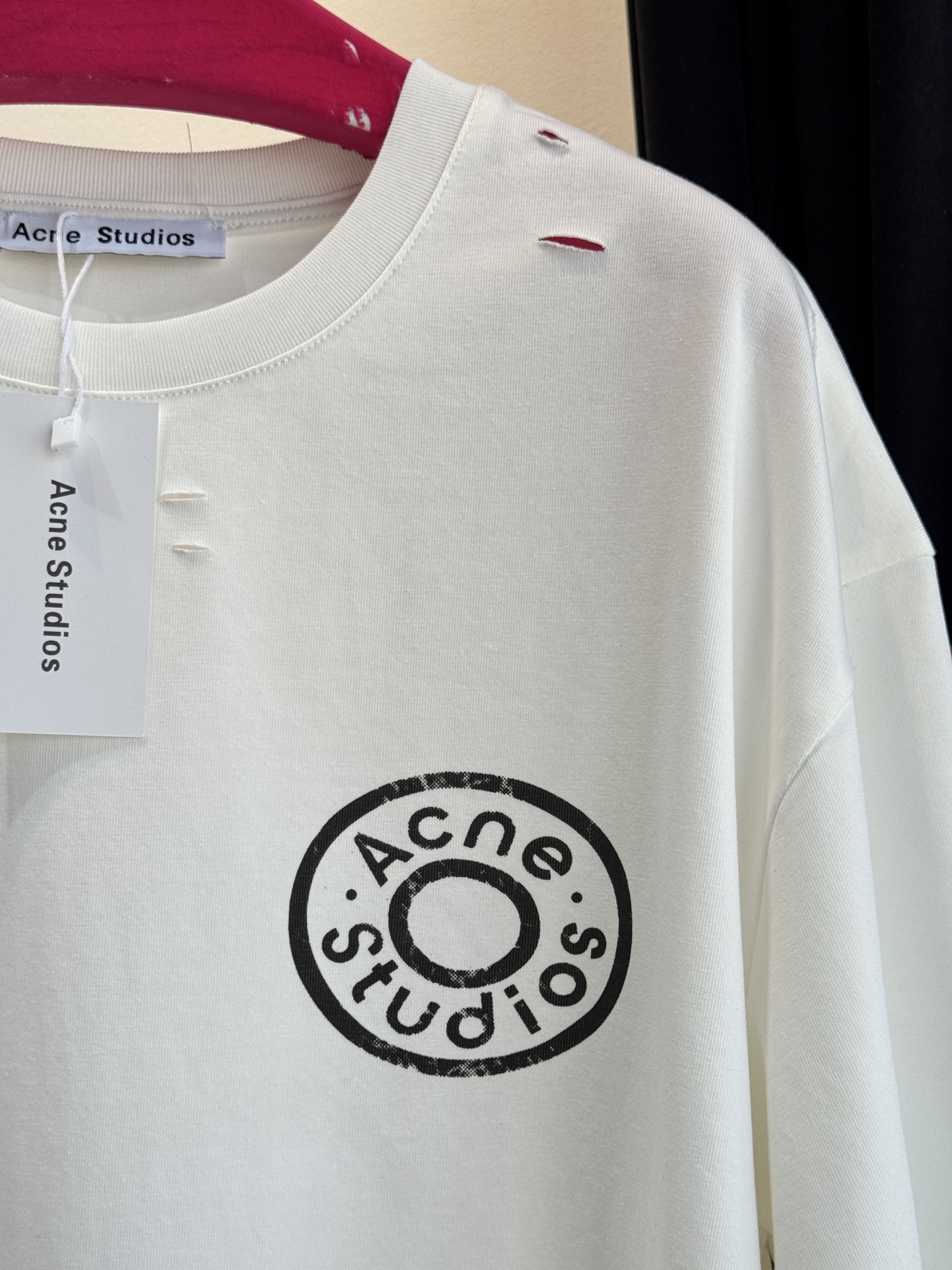 Acne Studios破洞T恤采用oversize圆领短袖版型，宽松剪裁带来无束缚的穿着体验，下摆的不