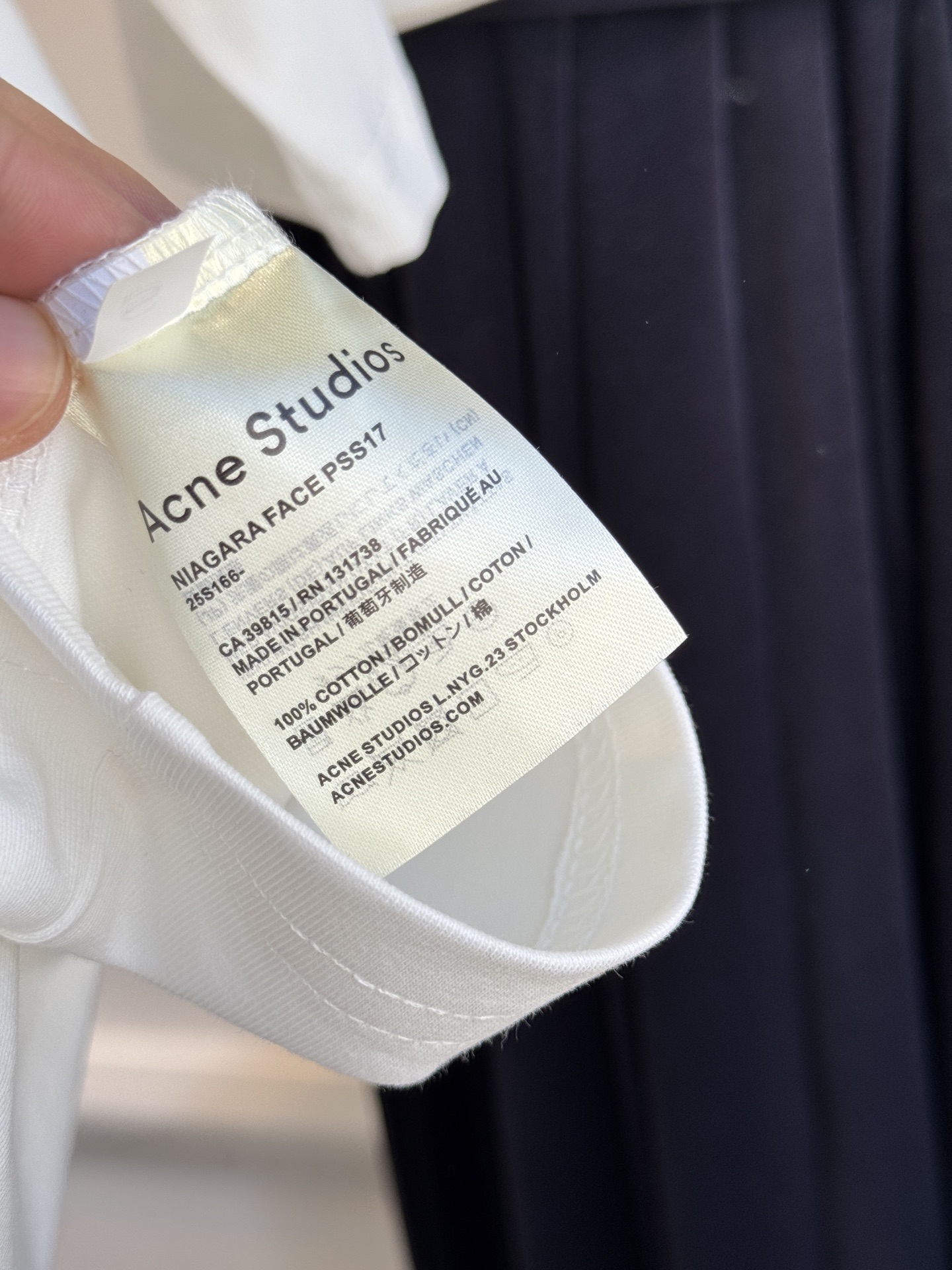 Acne Studios破洞T恤采用oversize圆领短袖版型，宽松剪裁带来无束缚的穿着体验，下摆的不