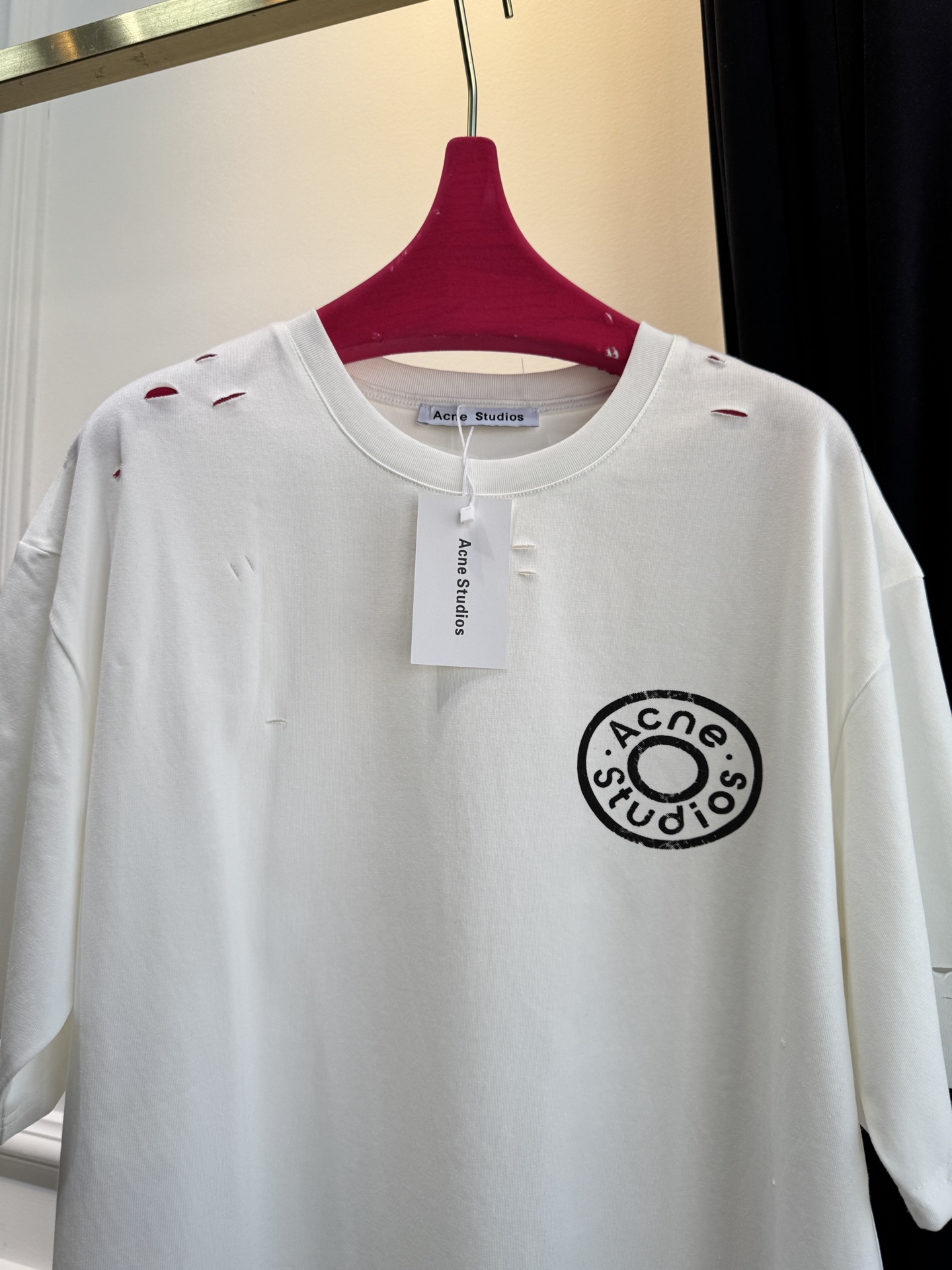 Acne Studios破洞T恤采用oversize圆领短袖版型，宽松剪裁带来无束缚的穿着体验，下摆的不