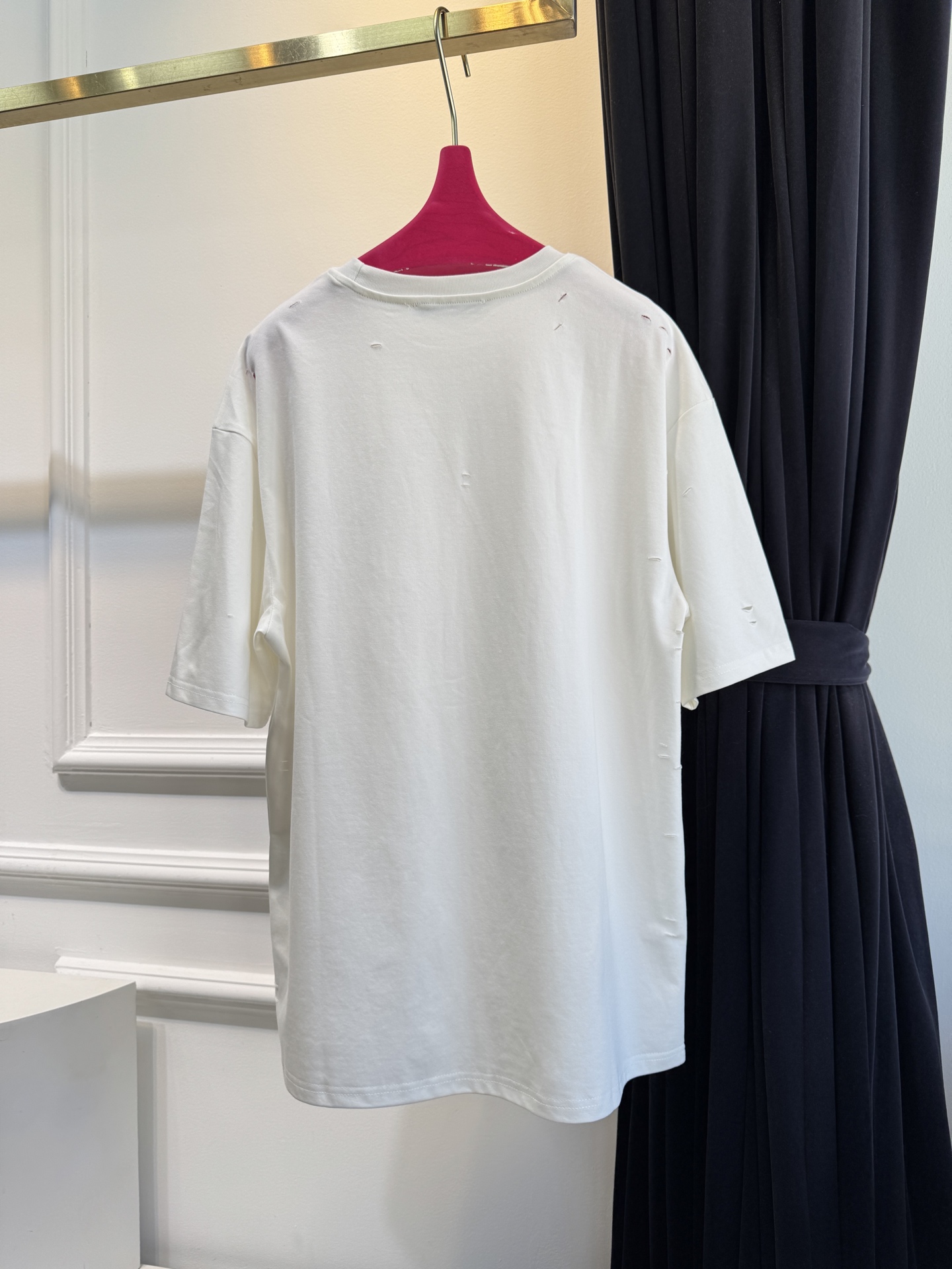 Acne Studios破洞T恤采用oversize圆领短袖版型，宽松剪裁带来无束缚的穿着体验，下摆的不