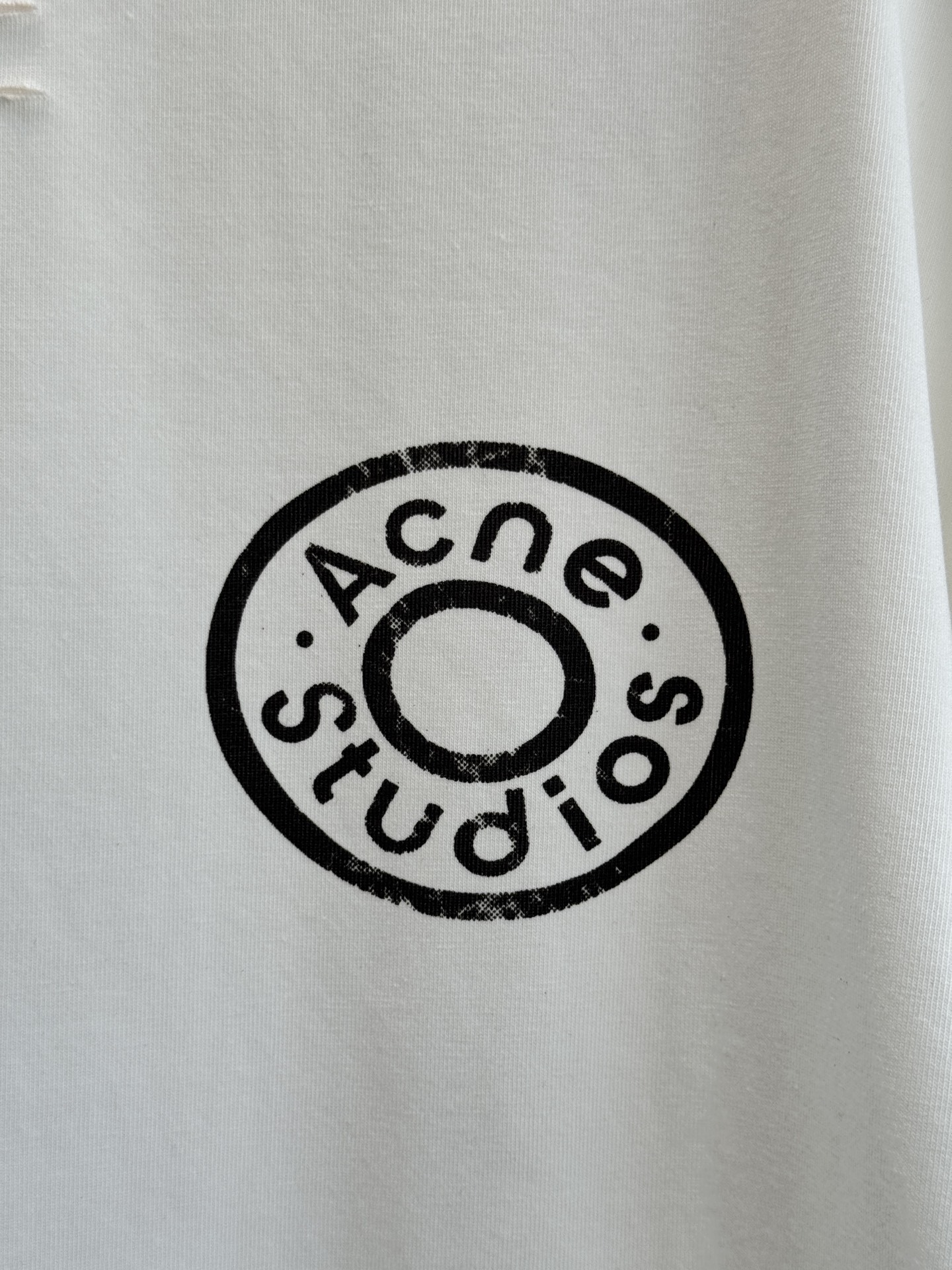 Acne Studios破洞T恤采用oversize圆领短袖版型，宽松剪裁带来无束缚的穿着体验，下摆的不