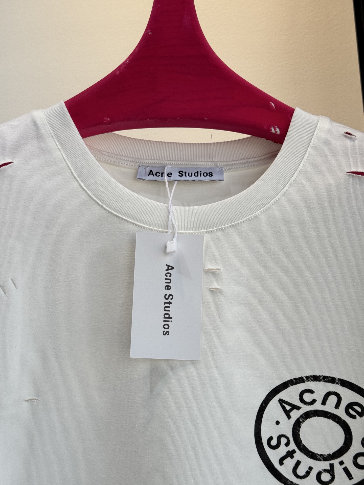 Acne Studios破洞T恤采用oversize圆领短袖版型，宽松剪裁带来无束缚的穿着体验，下摆的不