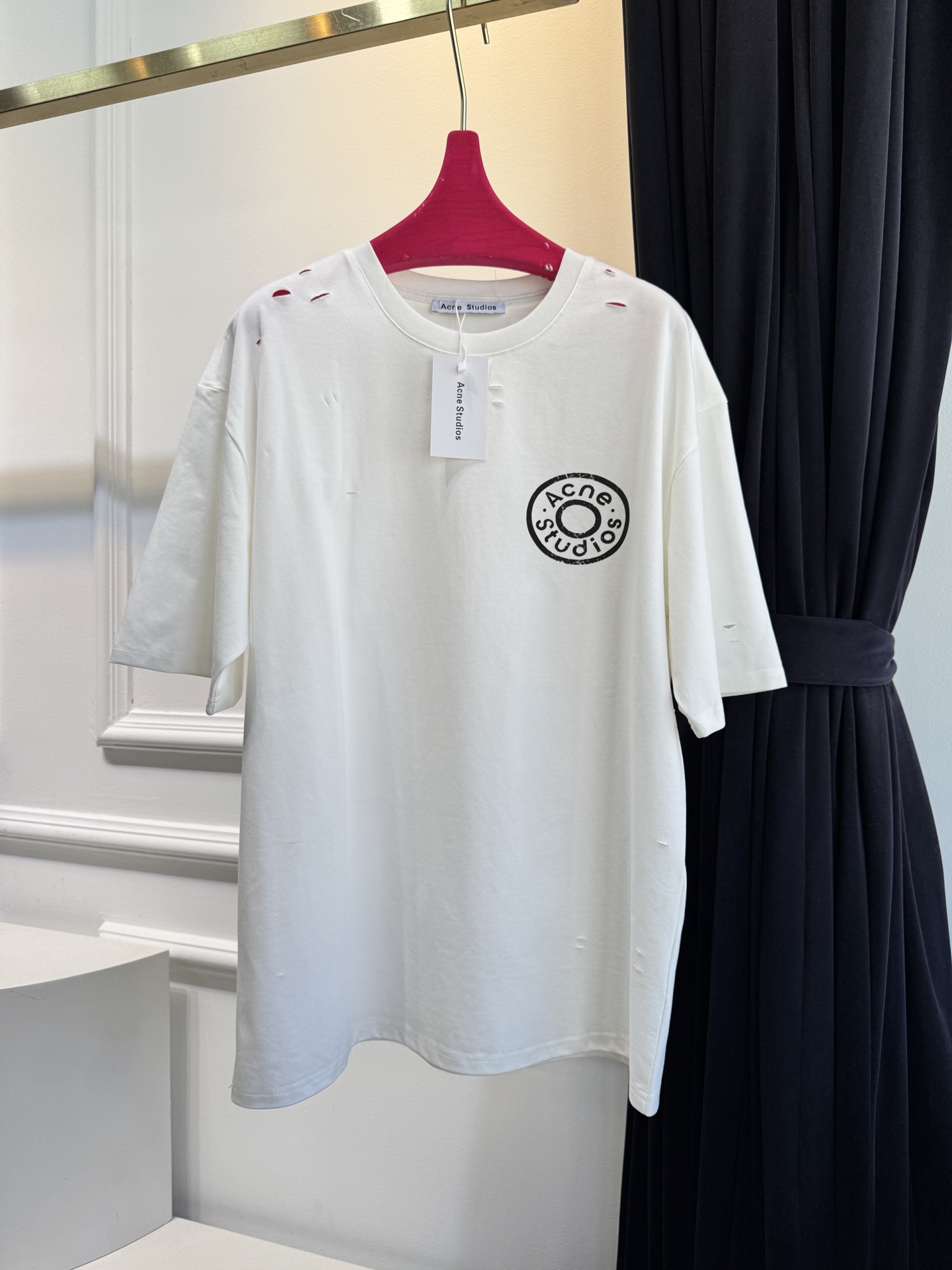 Acne Studios破洞T恤采用oversize圆领短袖版型，宽松剪裁带来无束缚的穿着体验，下摆的不