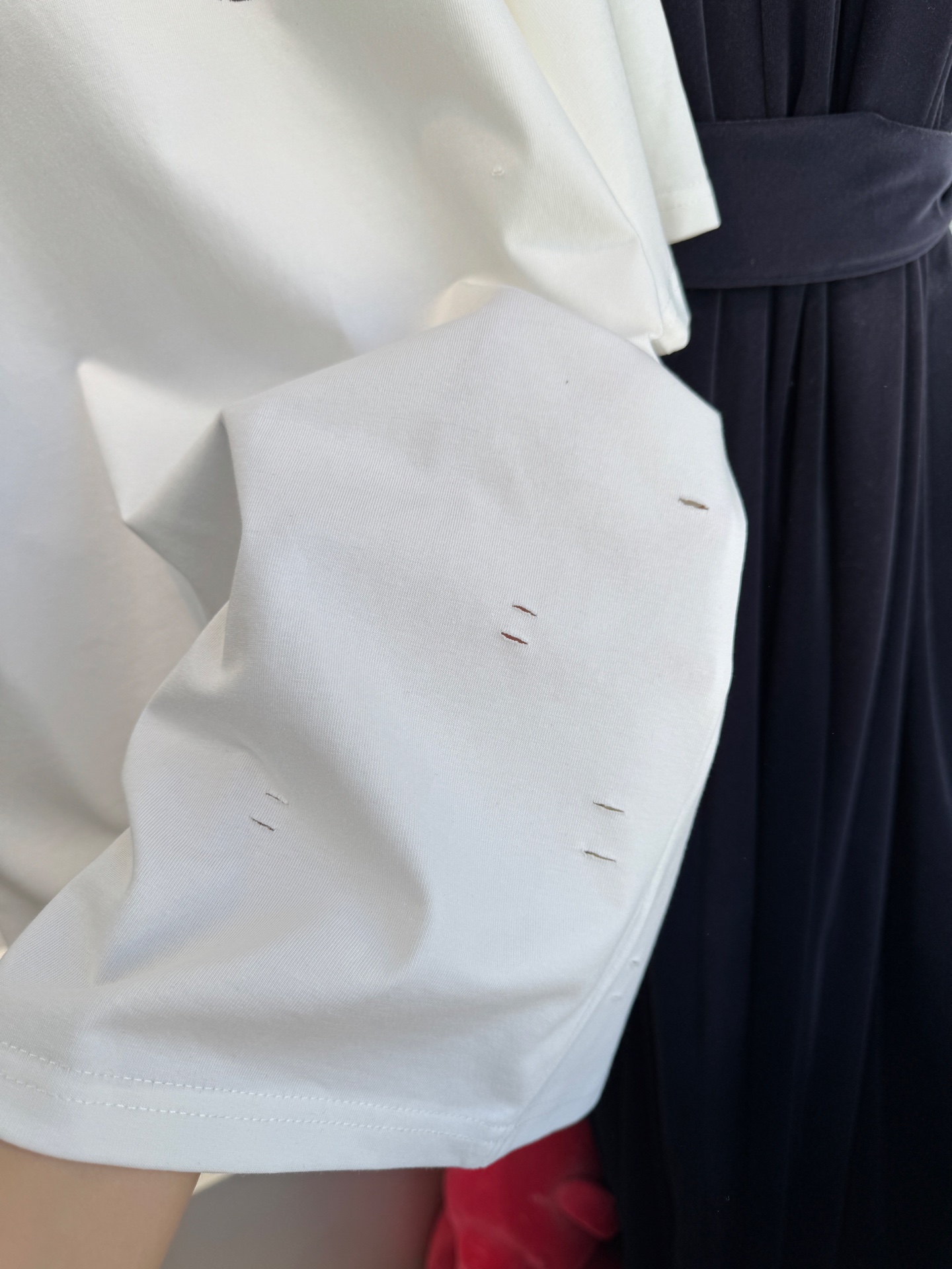 Acne Studios破洞T恤采用oversize圆领短袖版型，宽松剪裁带来无束缚的穿着体验，下摆的不