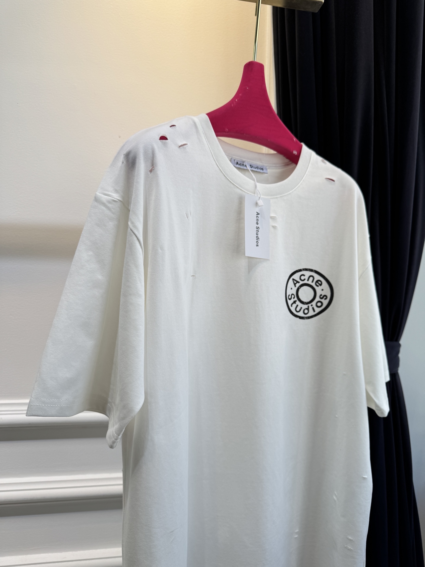 Acne Studios破洞T恤采用oversize圆领短袖版型，宽松剪裁带来无束缚的穿着体验，下摆的不