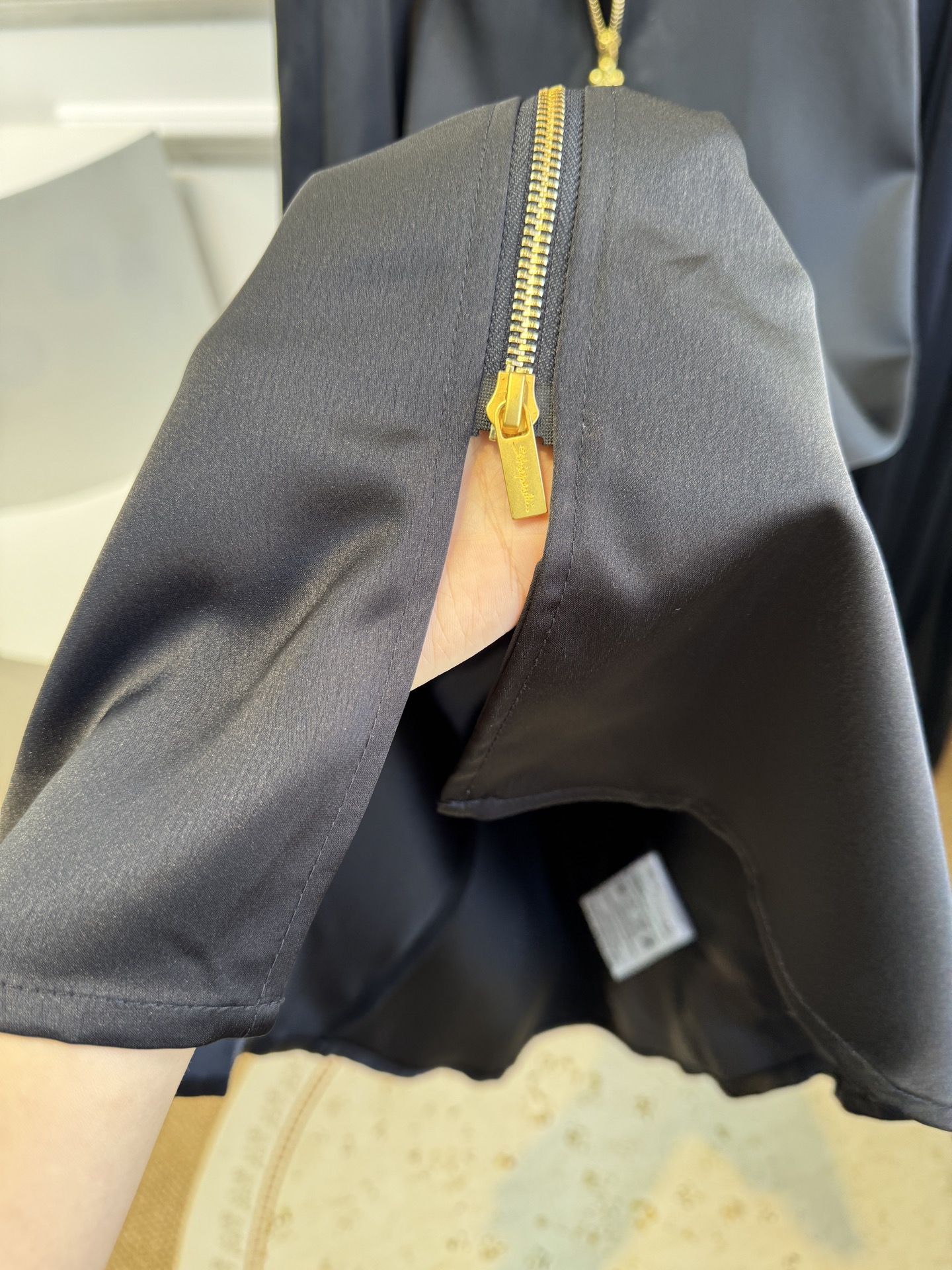 Schiaparelli（夏帕瑞丽）拉链连衣裙选用纯色哑光质感面料，视觉上明艳且高级，垂坠感良好，能勾勒