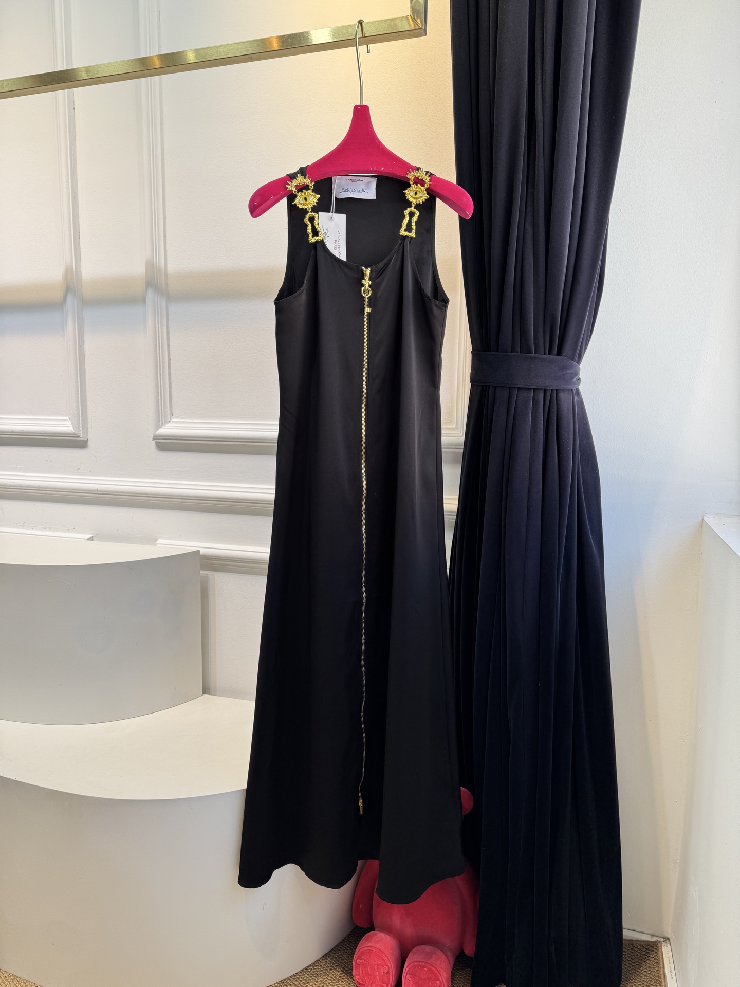 Schiaparelli（夏帕瑞丽）拉链连衣裙选用纯色哑光质感面料，视觉上明艳且高级，垂坠感良好，能勾勒