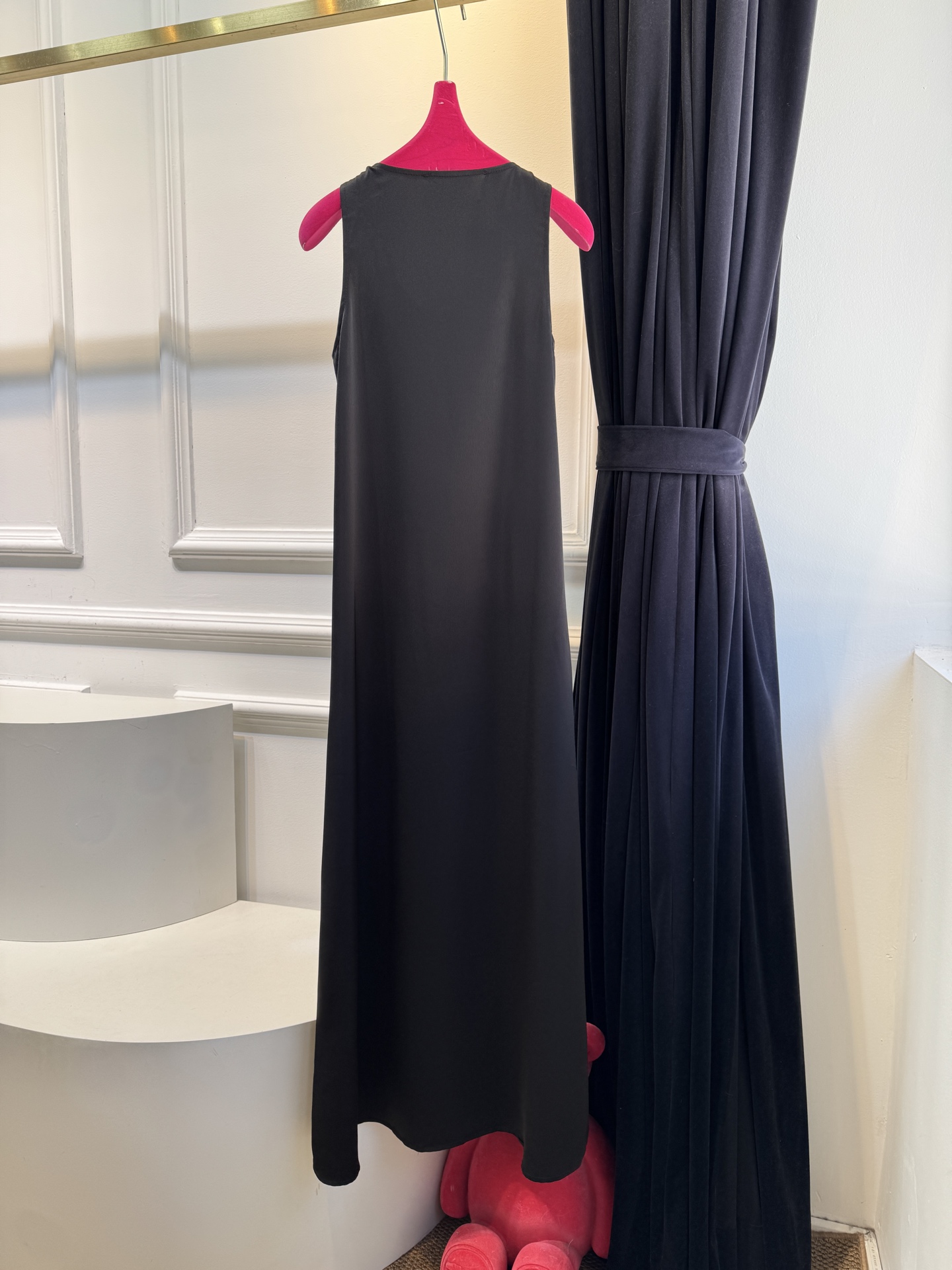 Schiaparelli（夏帕瑞丽）拉链连衣裙选用纯色哑光质感面料，视觉上明艳且高级，垂坠感良好，能勾勒