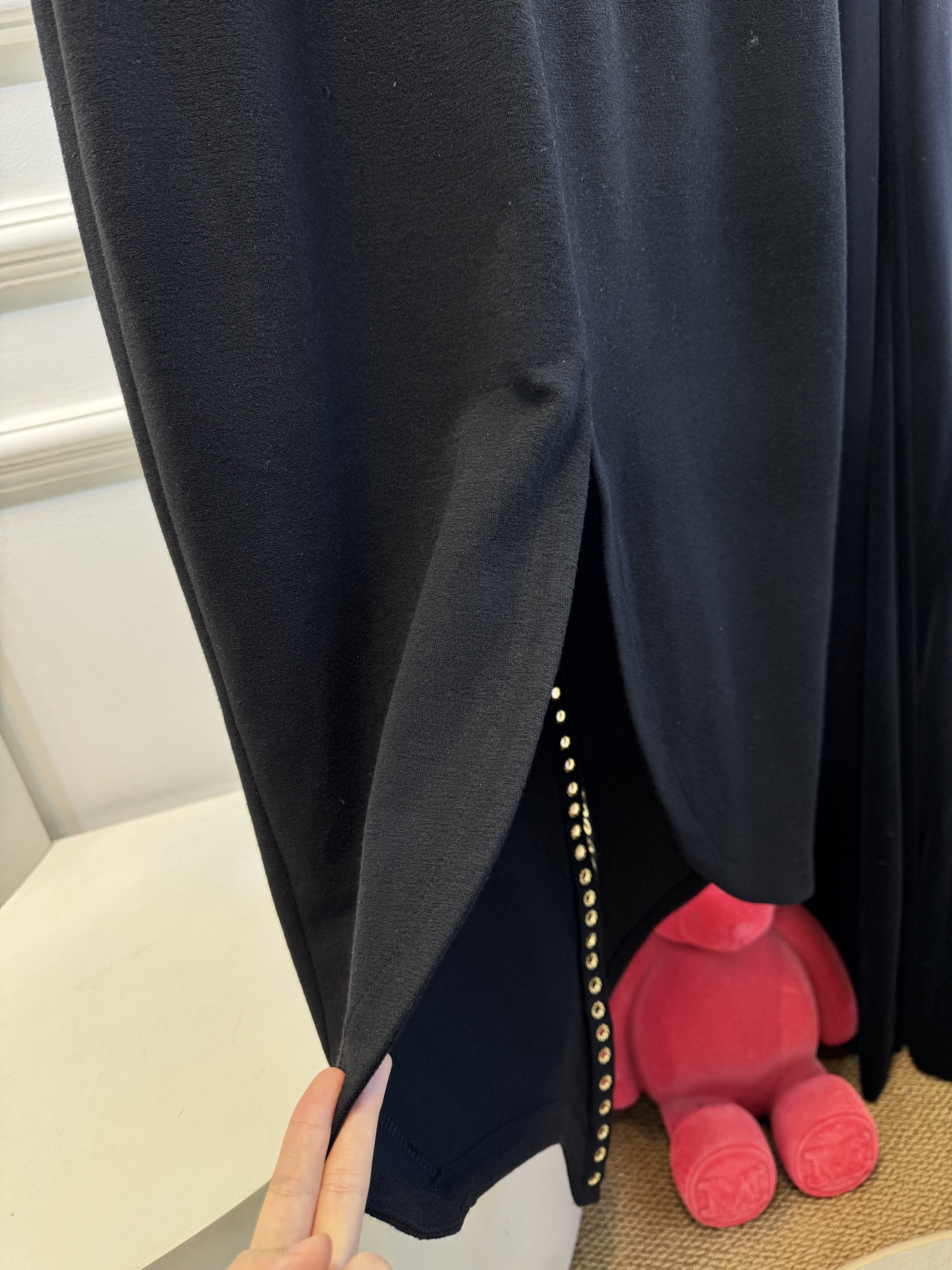 Schiaparelli（夏帕瑞丽）v领绑带长裙采用无袖V领修身中长款版型，V领设计勾勒肩颈线条，修身剪