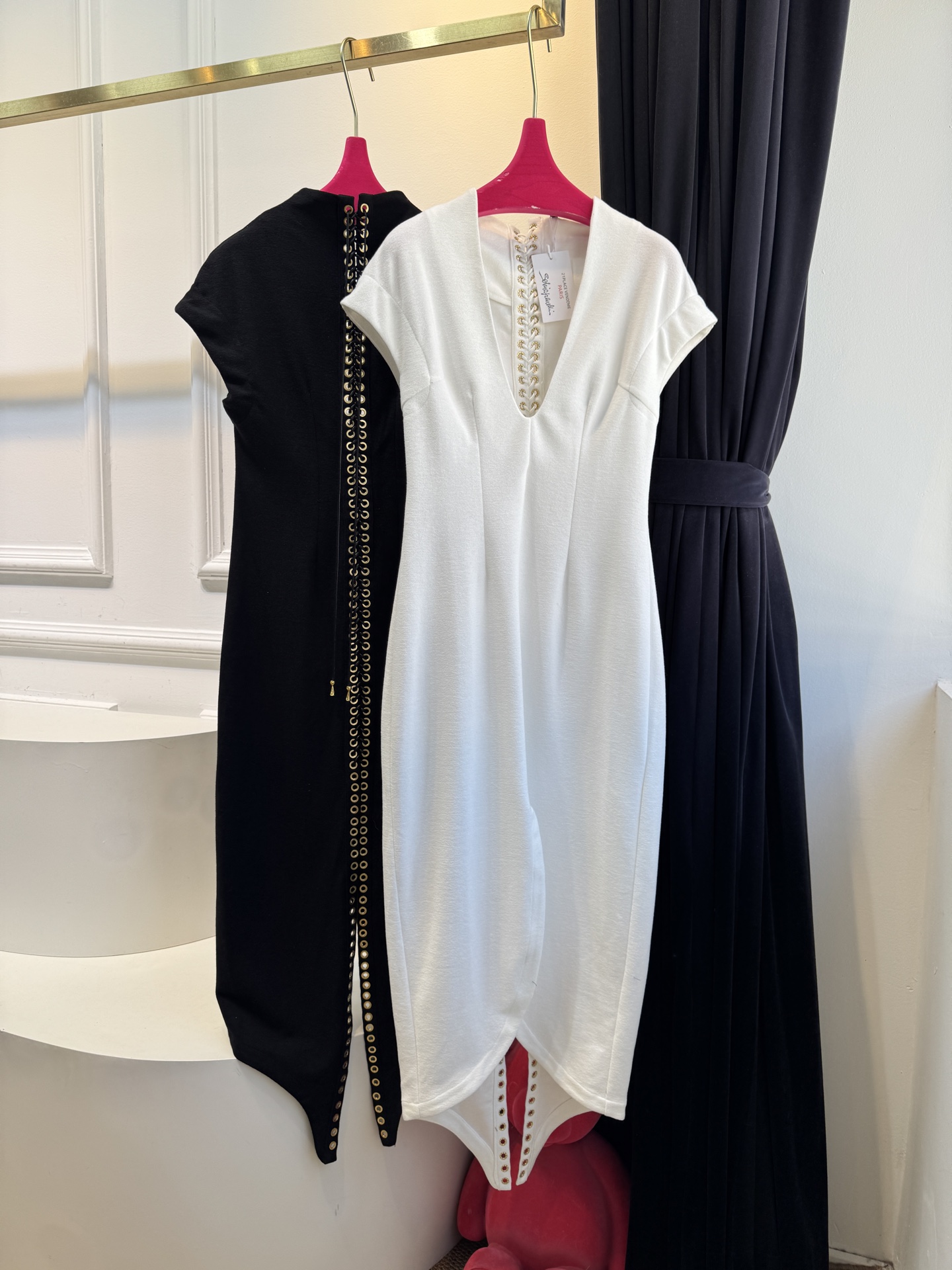 Schiaparelli（夏帕瑞丽）v领绑带长裙采用无袖V领修身中长款版型，V领设计勾勒肩颈线条，修身剪