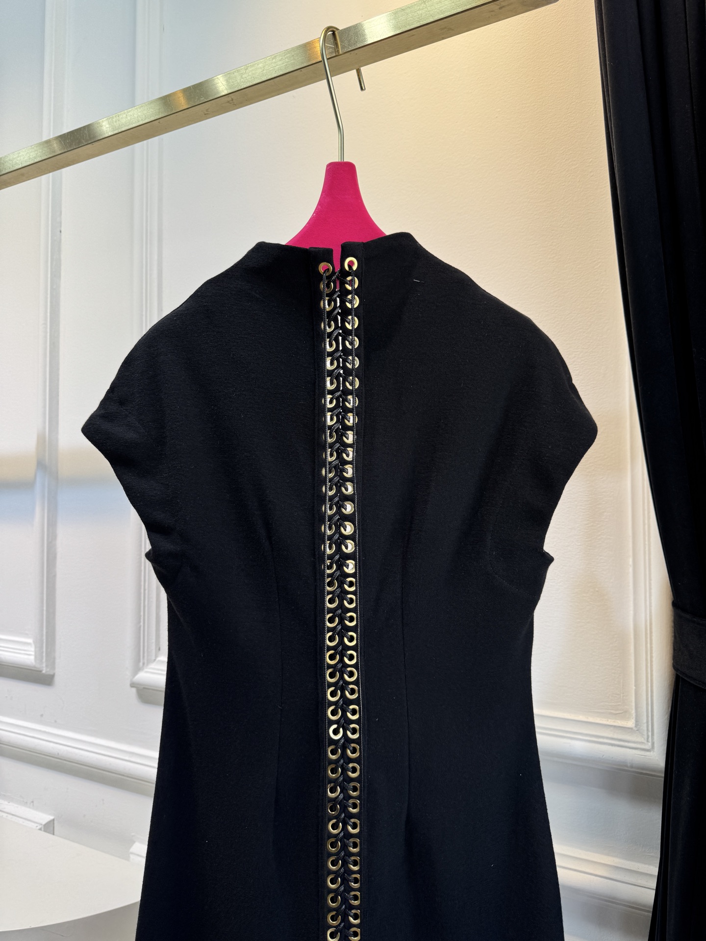 Schiaparelli（夏帕瑞丽）v领绑带长裙采用无袖V领修身中长款版型，V领设计勾勒肩颈线条，修身剪