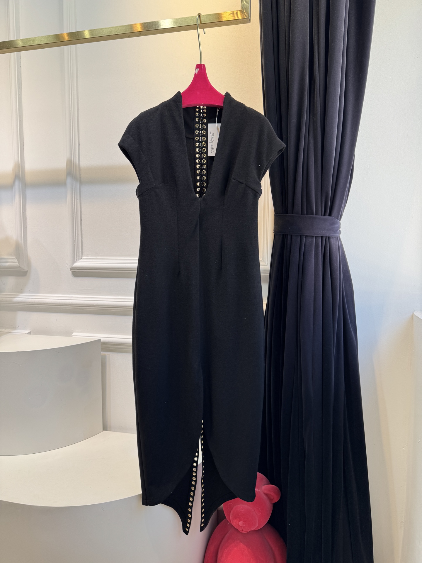 Schiaparelli（夏帕瑞丽）v领绑带长裙采用无袖V领修身中长款版型，V领设计勾勒肩颈线条，修身剪