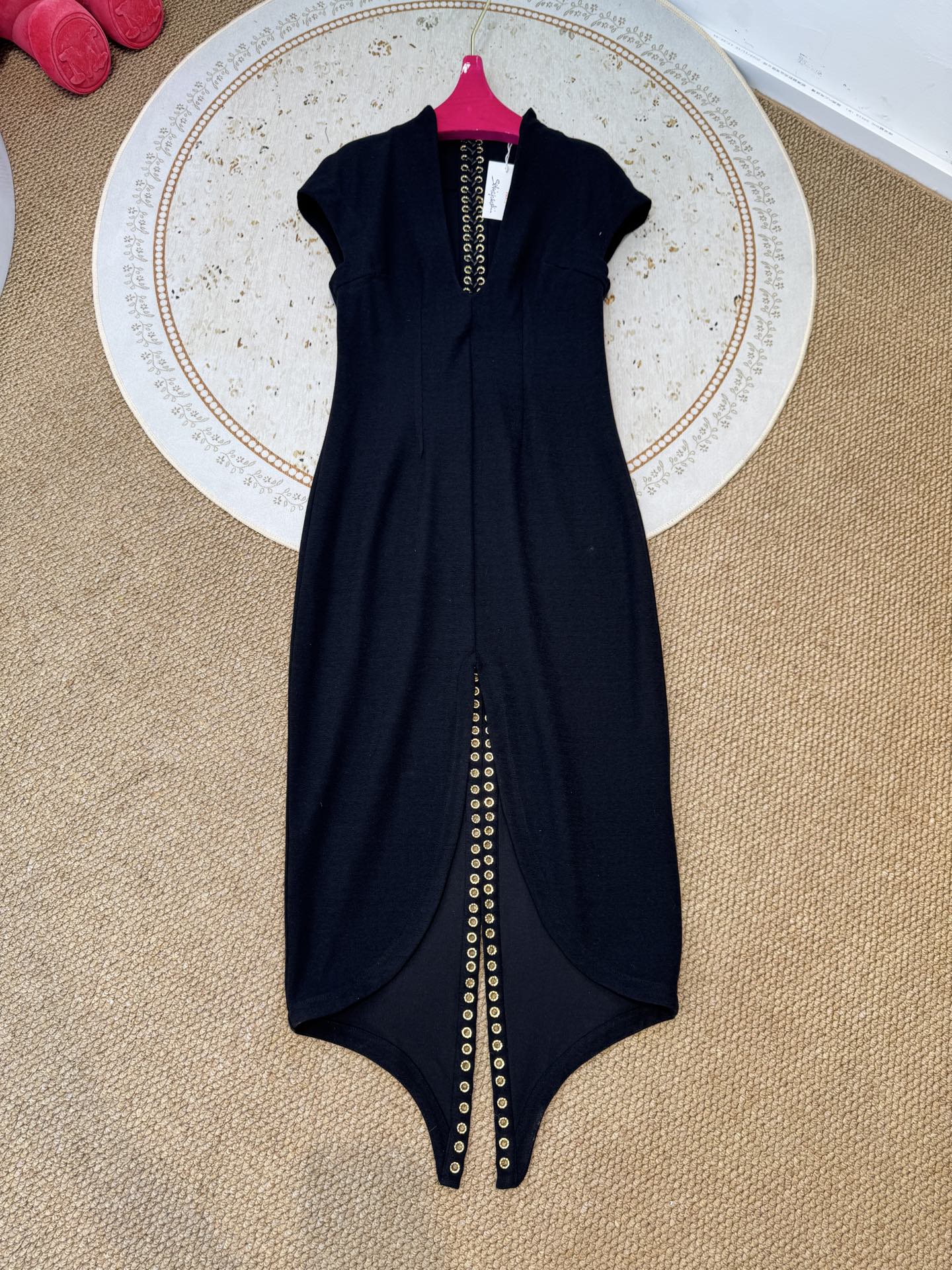 Schiaparelli（夏帕瑞丽）v领绑带长裙采用无袖V领修身中长款版型，V领设计勾勒肩颈线条，修身剪