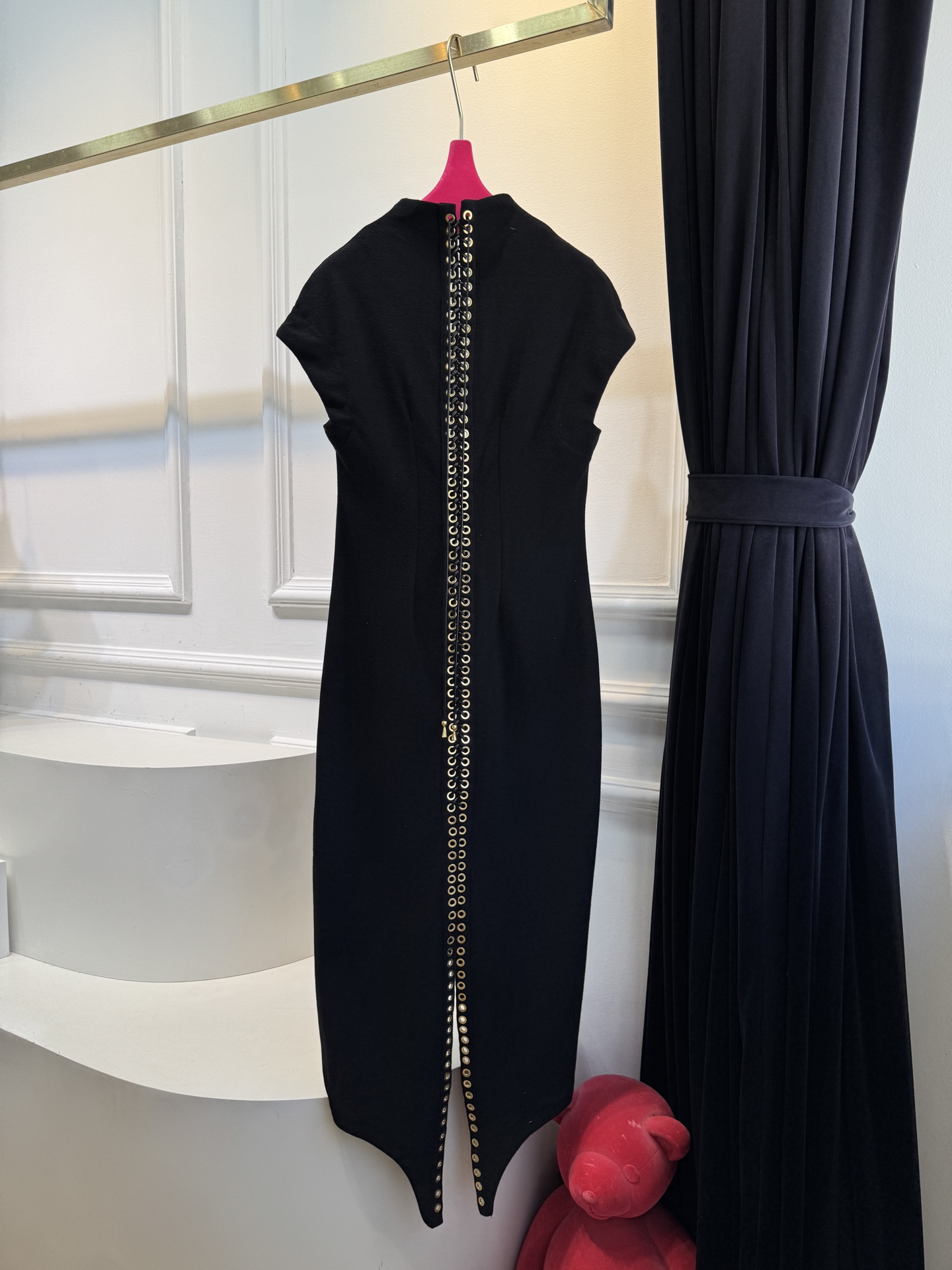 Schiaparelli（夏帕瑞丽）v领绑带长裙采用无袖V领修身中长款版型，V领设计勾勒肩颈线条，修身剪