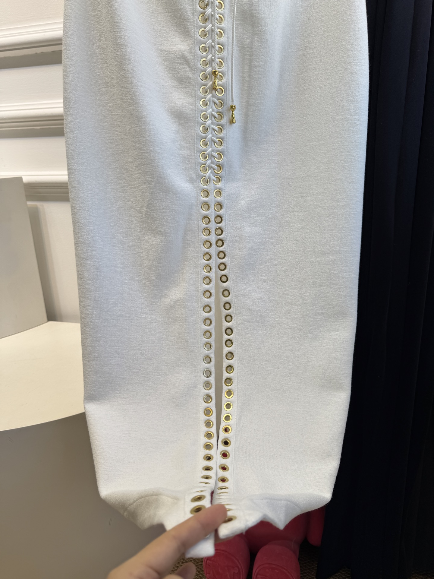 Schiaparelli（夏帕瑞丽）v领绑带长裙采用无袖V领修身中长款版型，V领设计勾勒肩颈线条，修身剪