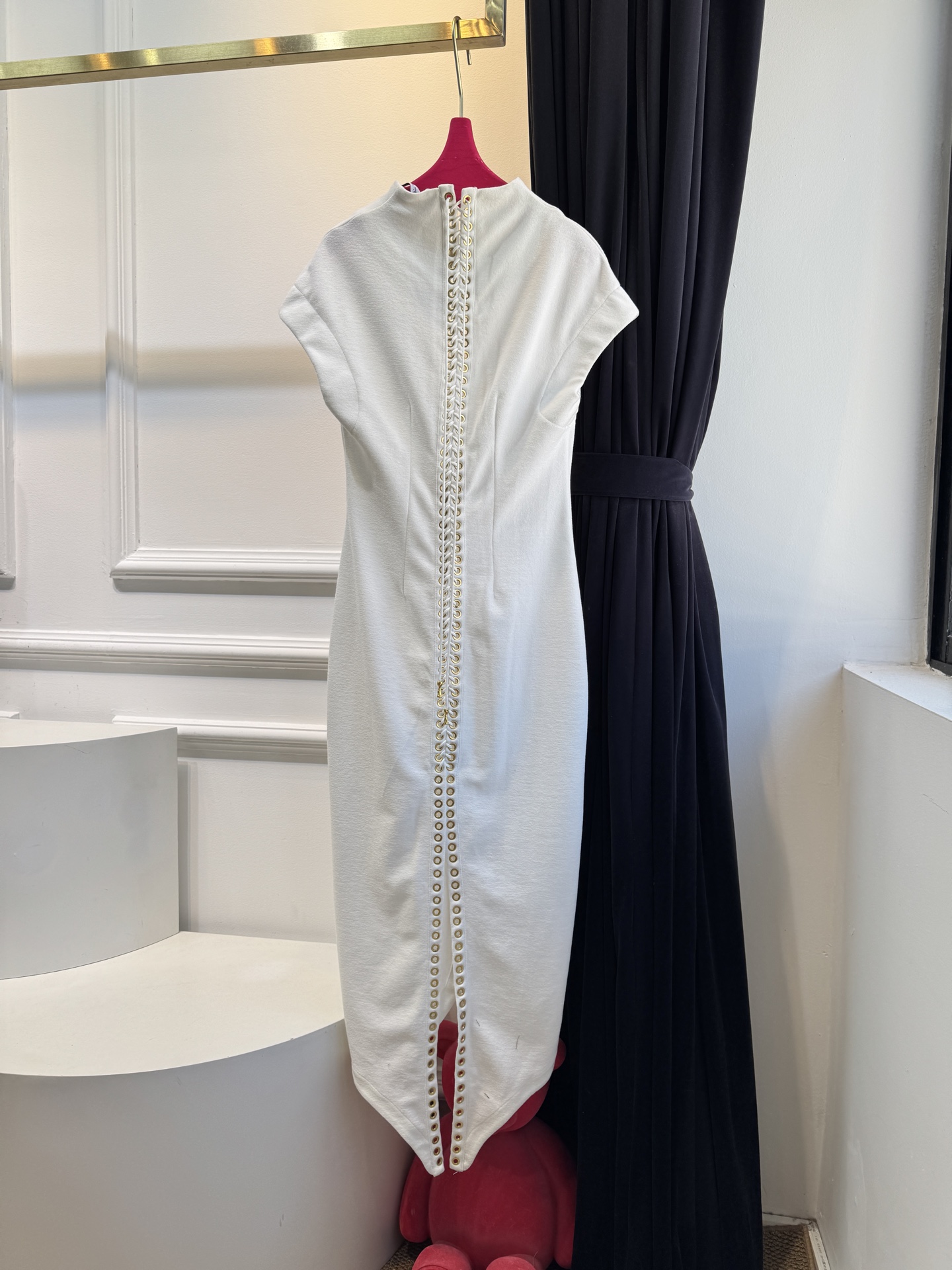 Schiaparelli（夏帕瑞丽）v领绑带长裙采用无袖V领修身中长款版型，V领设计勾勒肩颈线条，修身剪