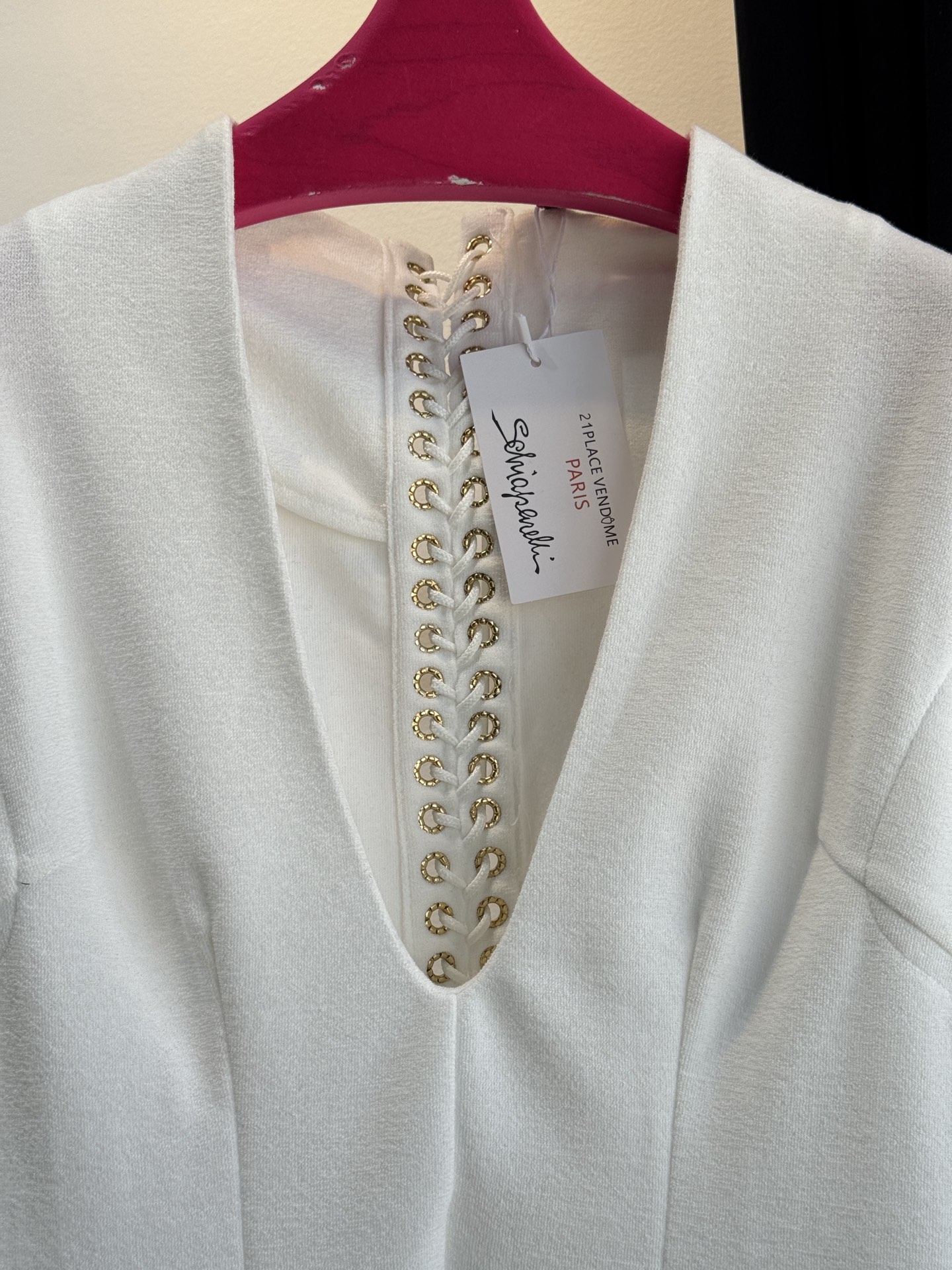 Schiaparelli（夏帕瑞丽）v领绑带长裙采用无袖V领修身中长款版型，V领设计勾勒肩颈线条，修身剪