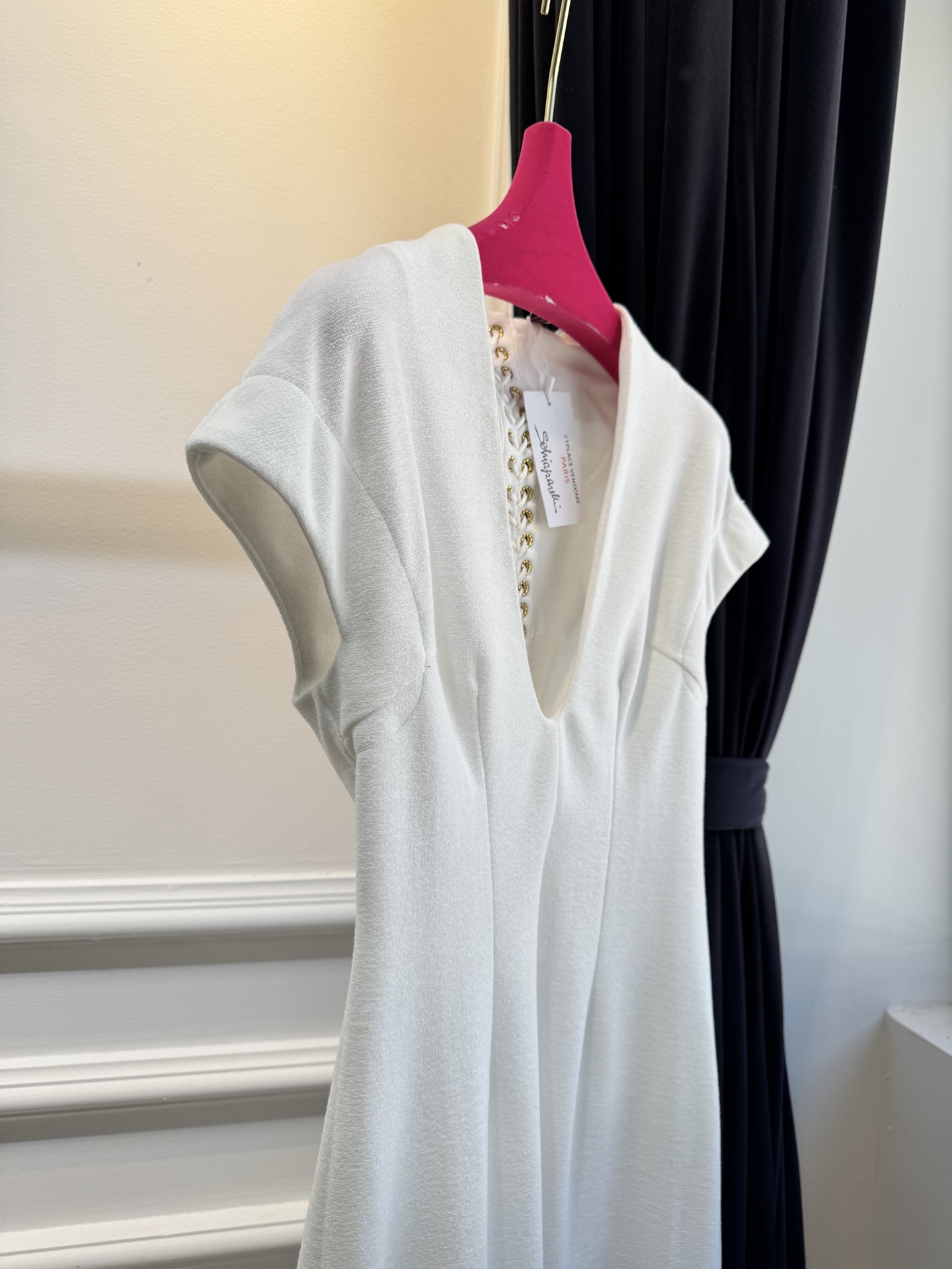 Schiaparelli（夏帕瑞丽）v领绑带长裙采用无袖V领修身中长款版型，V领设计勾勒肩颈线条，修身剪