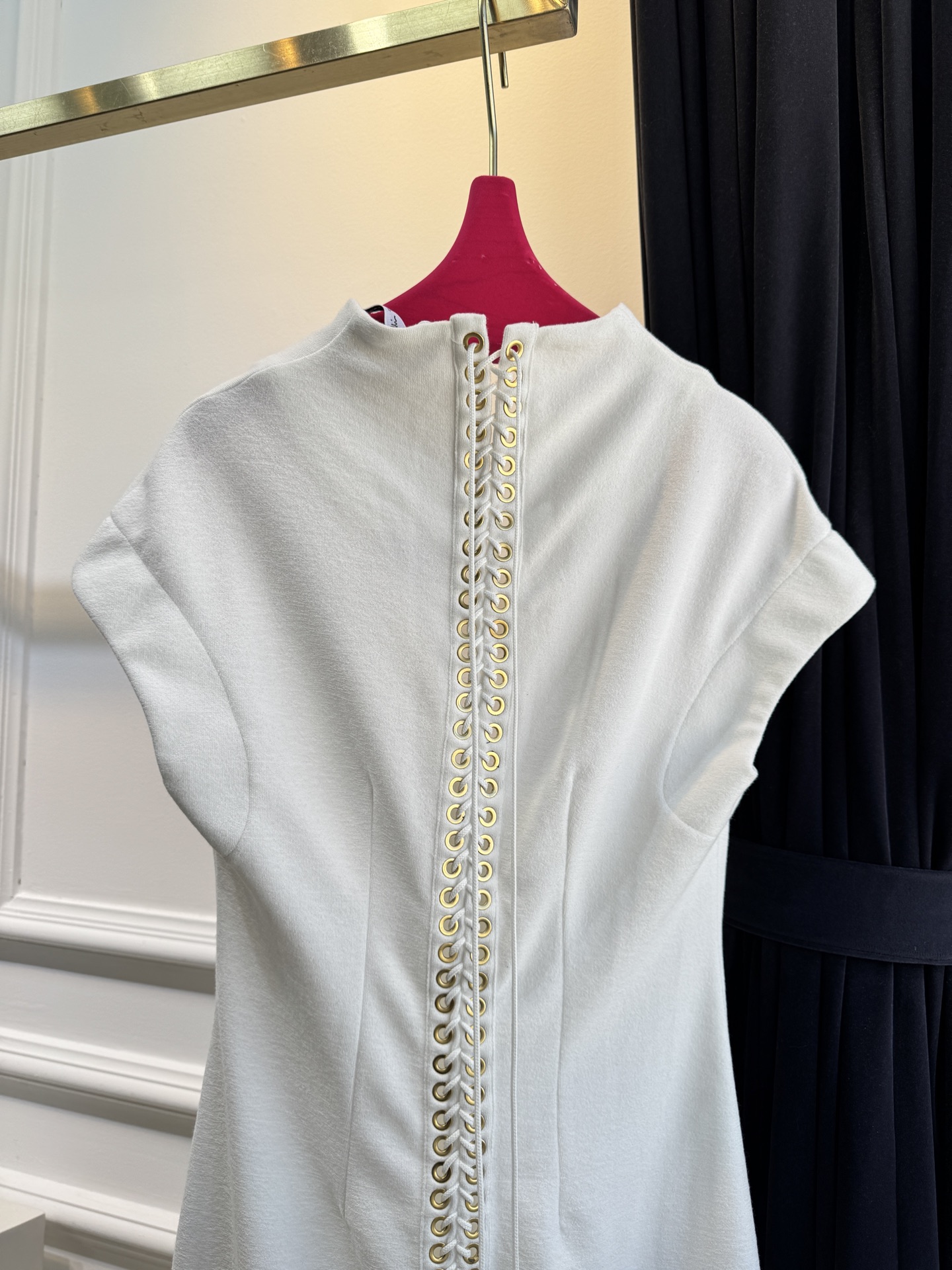 Schiaparelli（夏帕瑞丽）v领绑带长裙采用无袖V领修身中长款版型，V领设计勾勒肩颈线条，修身剪