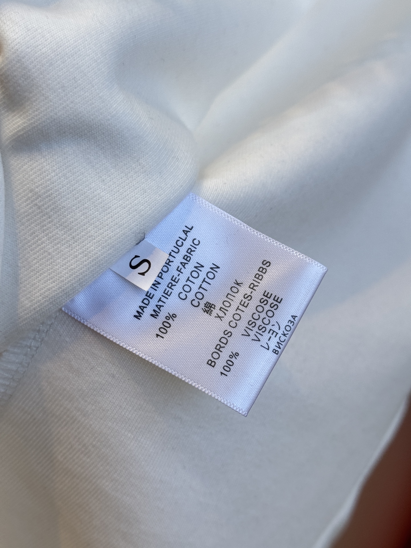 Schiaparelli（夏帕瑞丽）v领绑带长裙采用无袖V领修身中长款版型，V领设计勾勒肩颈线条，修身剪