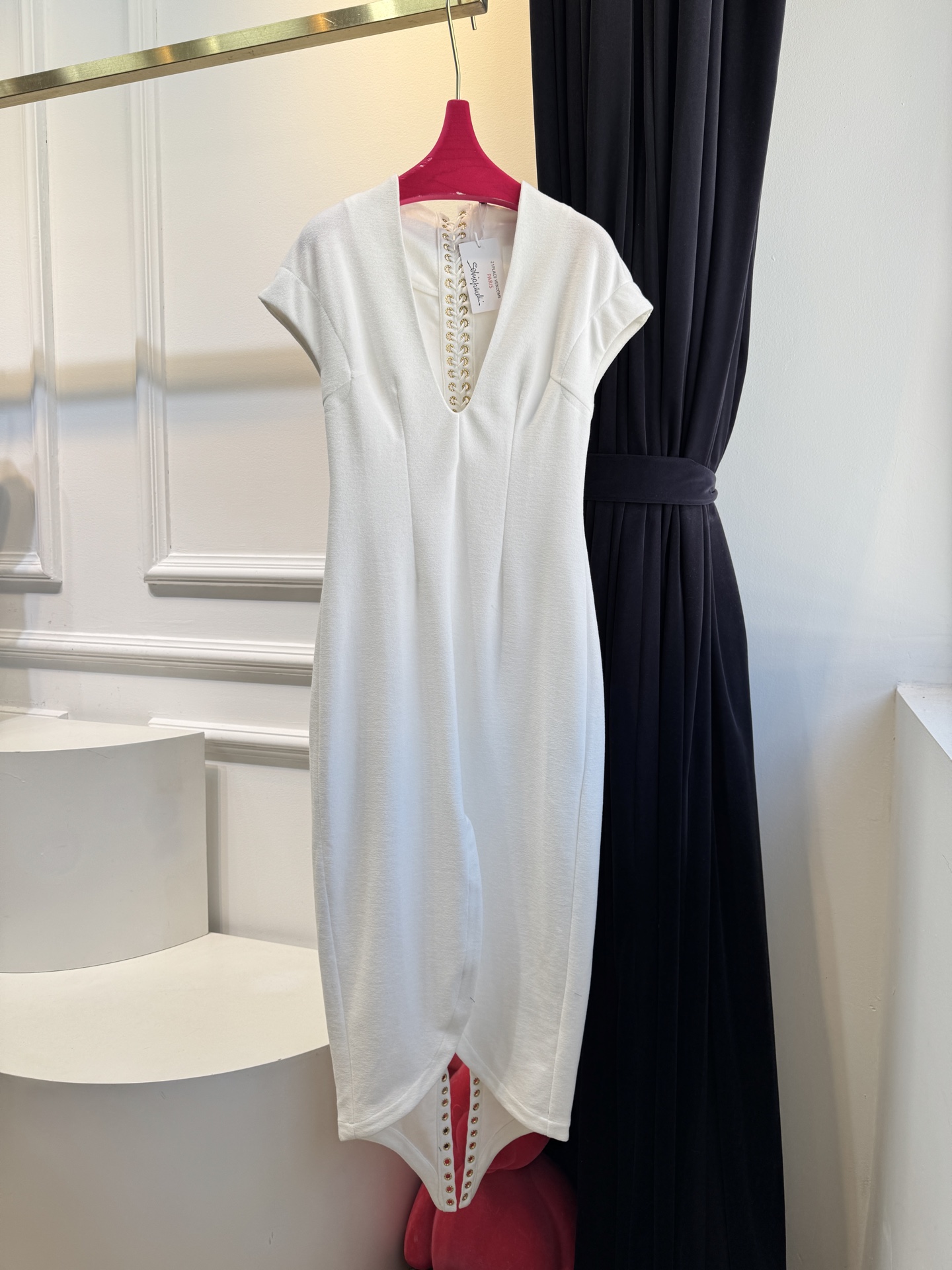 Schiaparelli（夏帕瑞丽）v领绑带长裙采用无袖V领修身中长款版型，V领设计勾勒肩颈线条，修身剪