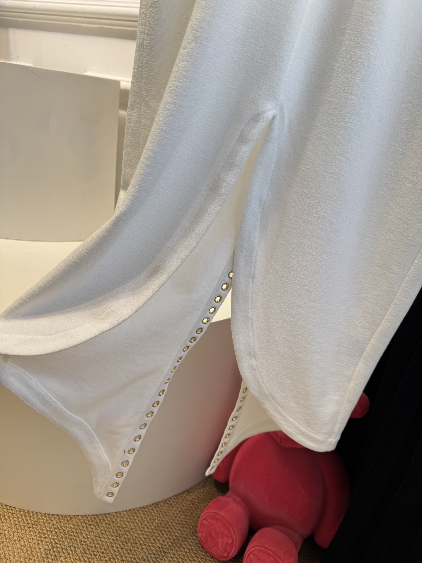 Schiaparelli（夏帕瑞丽）v领绑带长裙采用无袖V领修身中长款版型，V领设计勾勒肩颈线条，修身剪