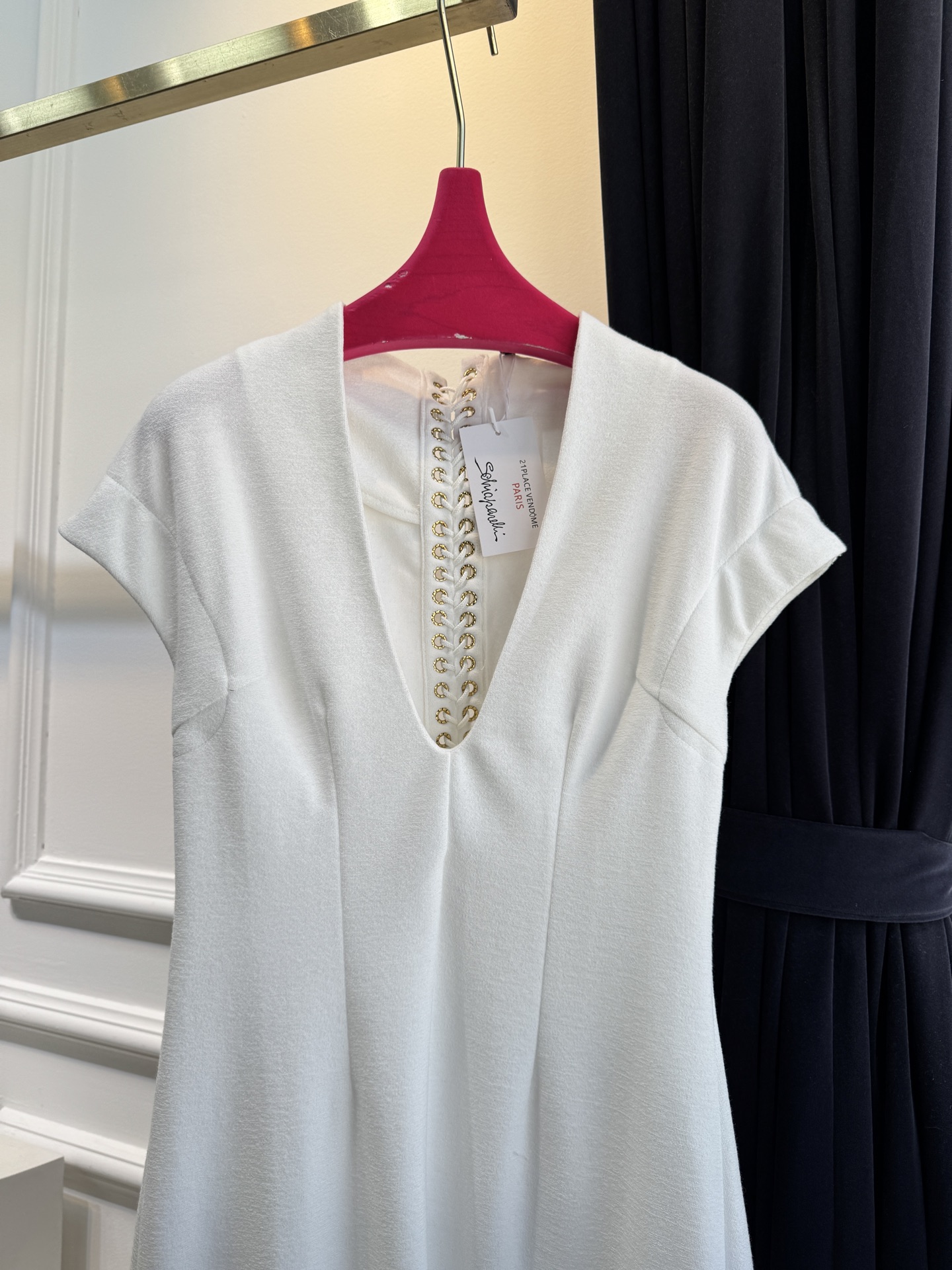 Schiaparelli（夏帕瑞丽）v领绑带长裙采用无袖V领修身中长款版型，V领设计勾勒肩颈线条，修身剪