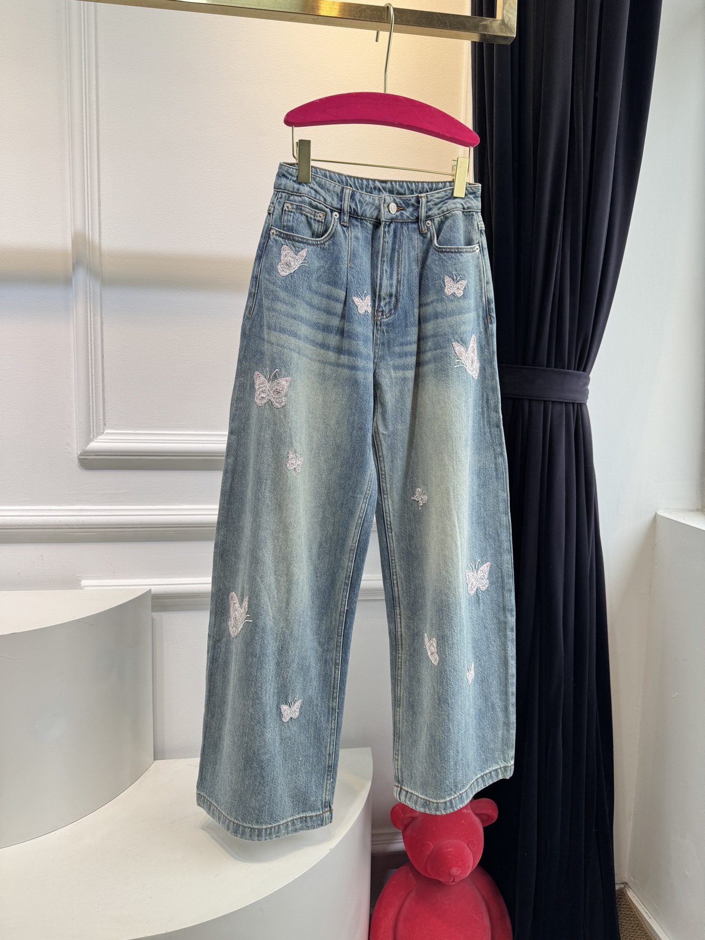 Ann Andel**蝴蝶刺绣弯刀牛仔裤融合轻奢设计与休闲丹宁风格的单品，以复古水洗丹宁为基底，搭配精致