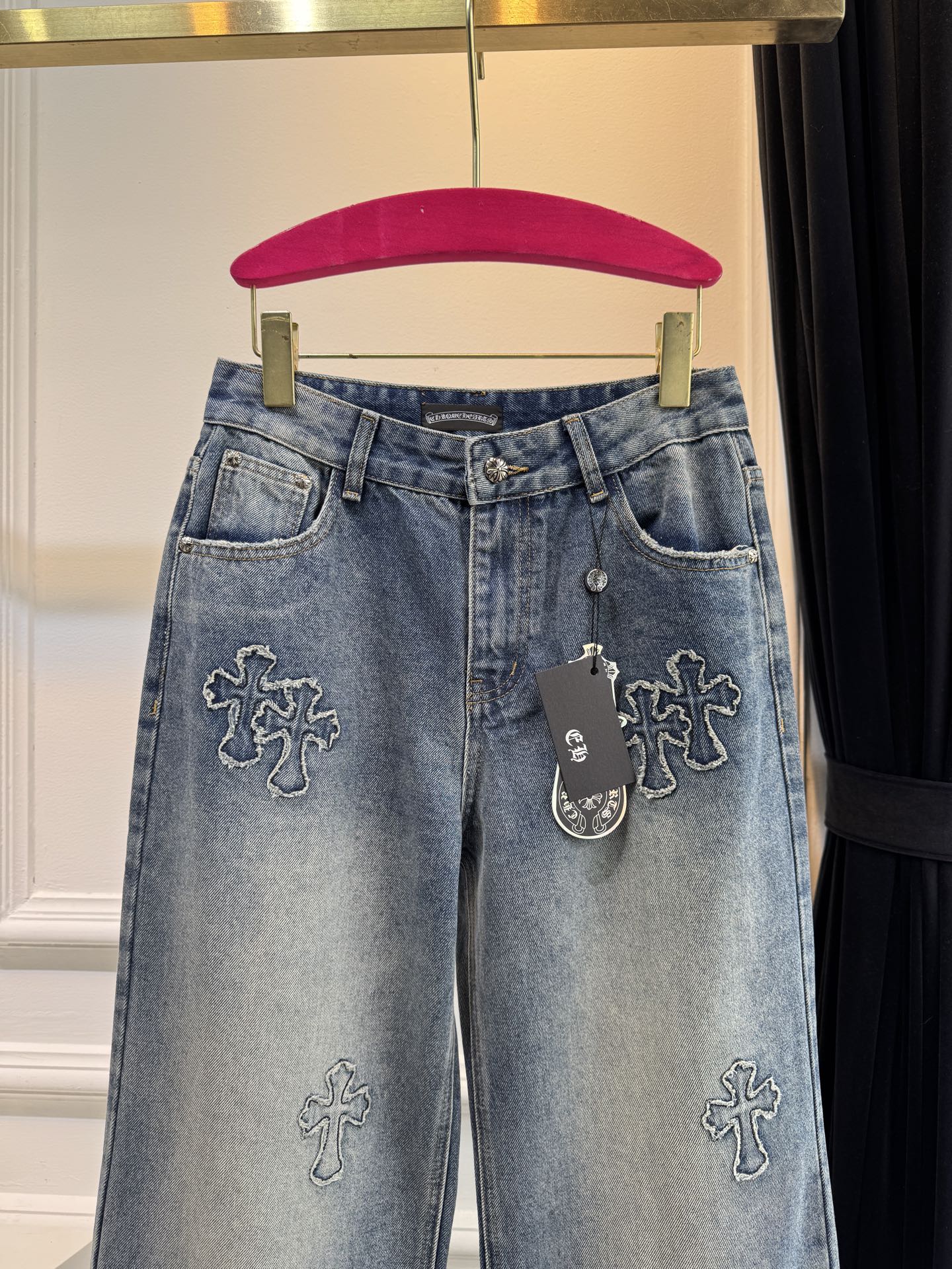 Chrome Hear*十字架贴布牛仔裤，男女同款采用高腰直筒版型，高腰设计优化身材比例，适配多种身形；