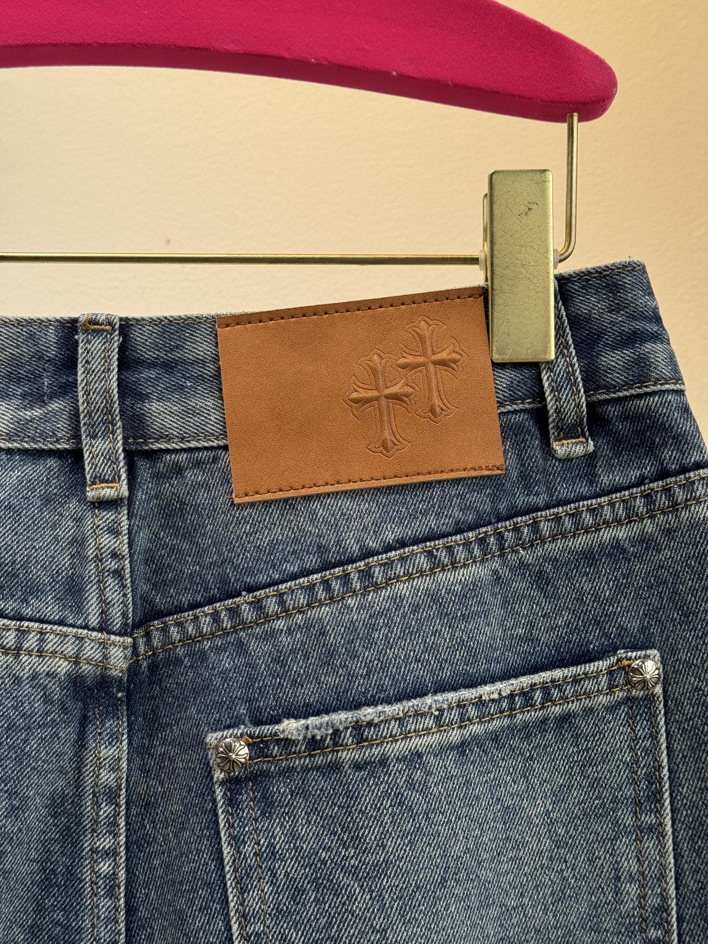 Chrome Hear*十字架贴布牛仔裤，男女同款采用高腰直筒版型，高腰设计优化身材比例，适配多种身形；