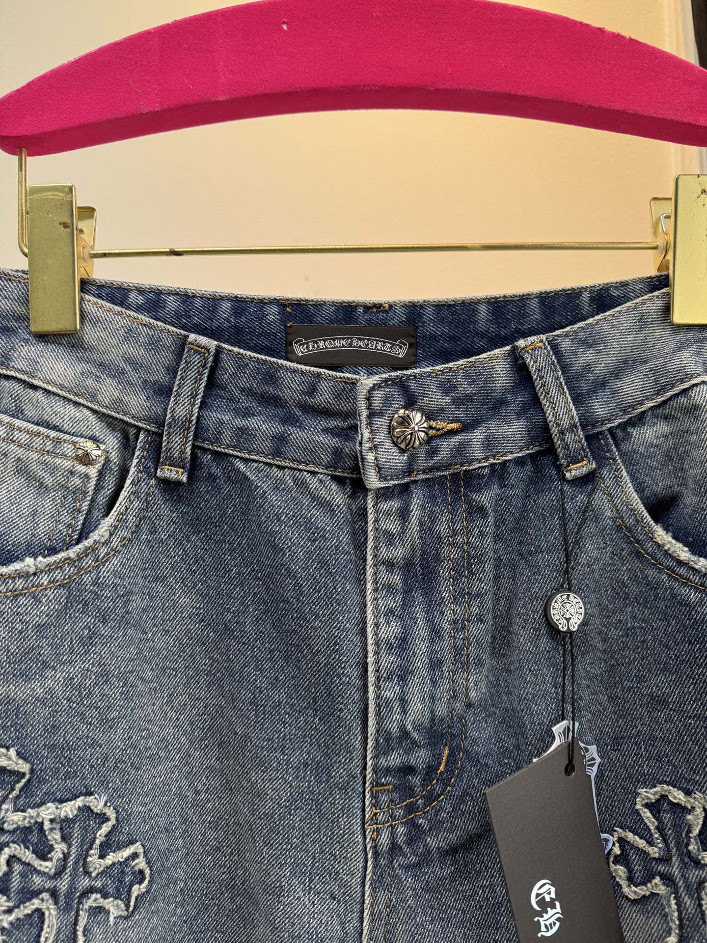 Chrome Hear*十字架贴布牛仔裤，男女同款采用高腰直筒版型，高腰设计优化身材比例，适配多种身形；