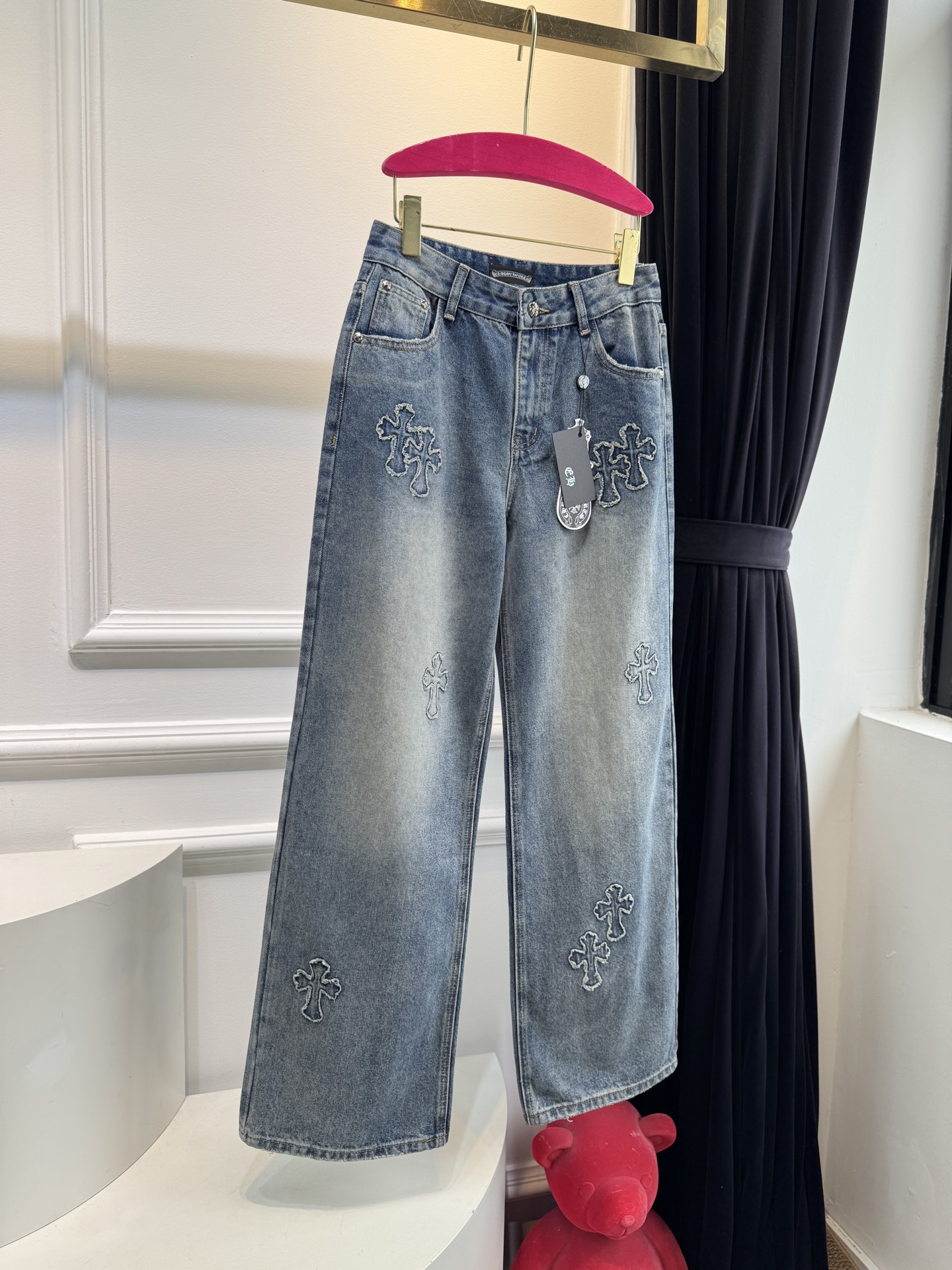 Chrome Hear*十字架贴布牛仔裤，男女同款采用高腰直筒版型，高腰设计优化身材比例，适配多种身形；