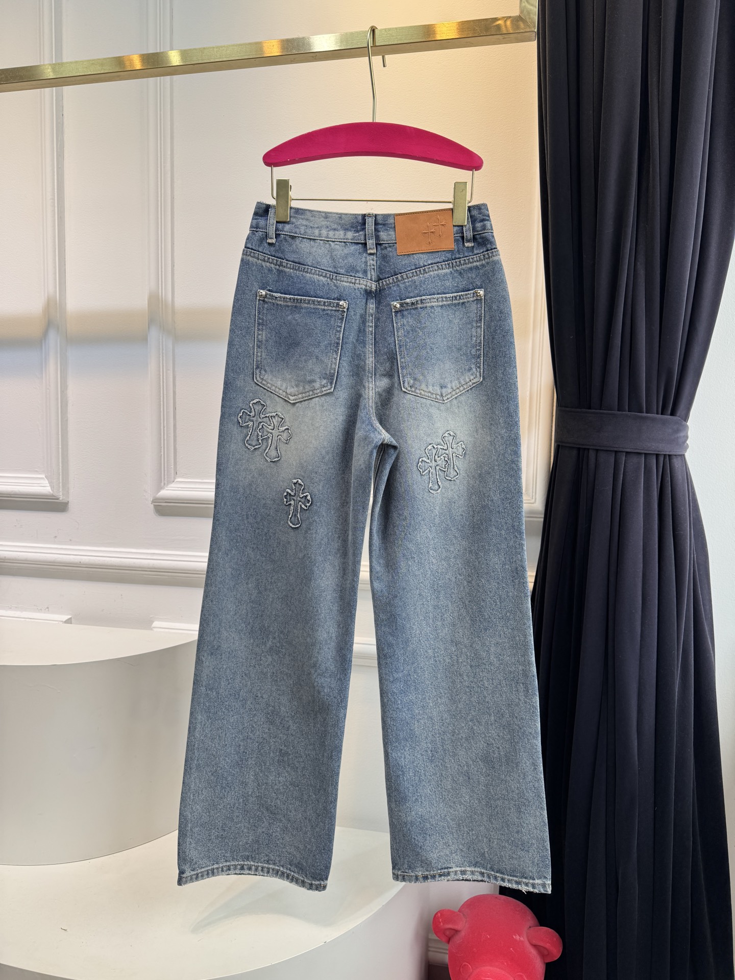 Chrome Hear*十字架贴布牛仔裤，男女同款采用高腰直筒版型，高腰设计优化身材比例，适配多种身形；