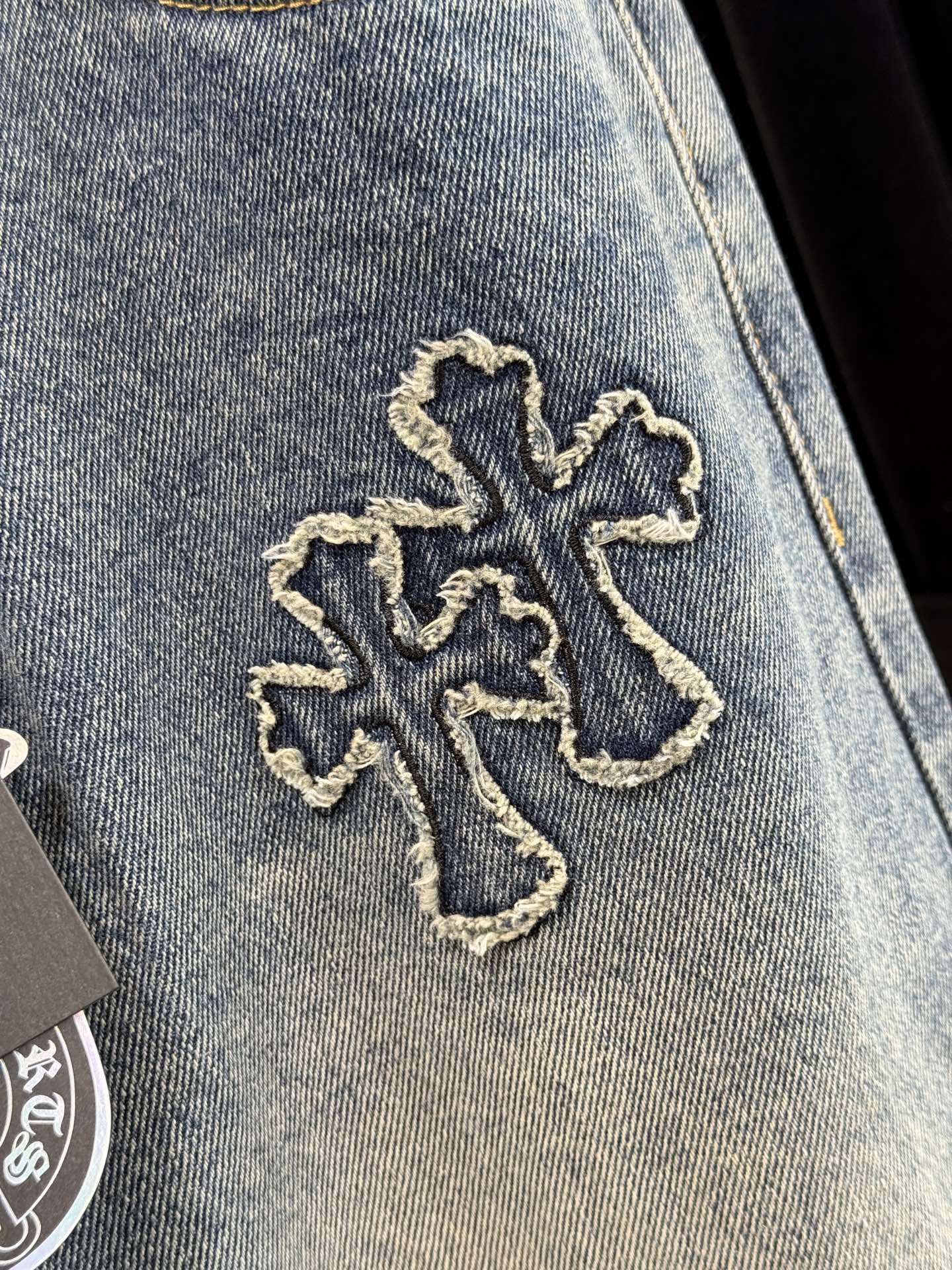 Chrome Hear*十字架贴布牛仔裤，男女同款采用高腰直筒版型，高腰设计优化身材比例，适配多种身形；