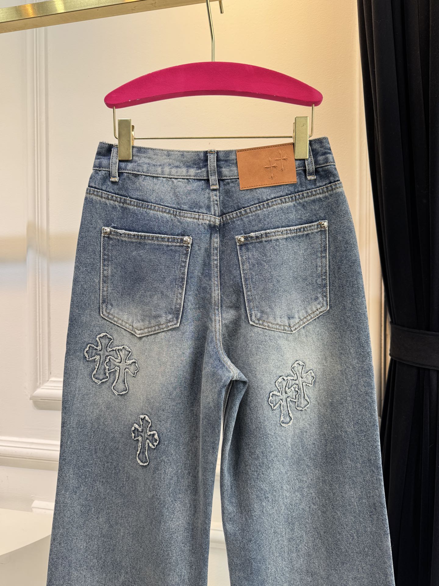 Chrome Hear*十字架贴布牛仔裤，男女同款采用高腰直筒版型，高腰设计优化身材比例，适配多种身形；