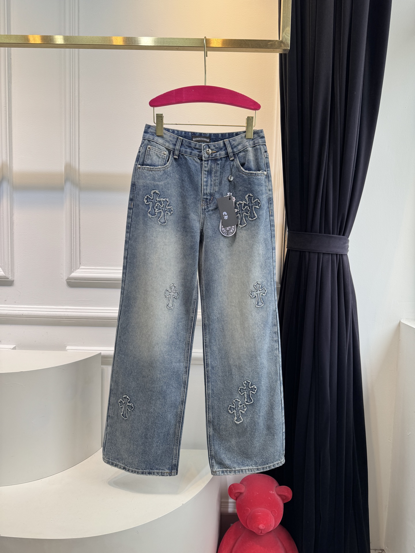 Chrome Hear*十字架贴布牛仔裤，男女同款采用高腰直筒版型，高腰设计优化身材比例，适配多种身形；