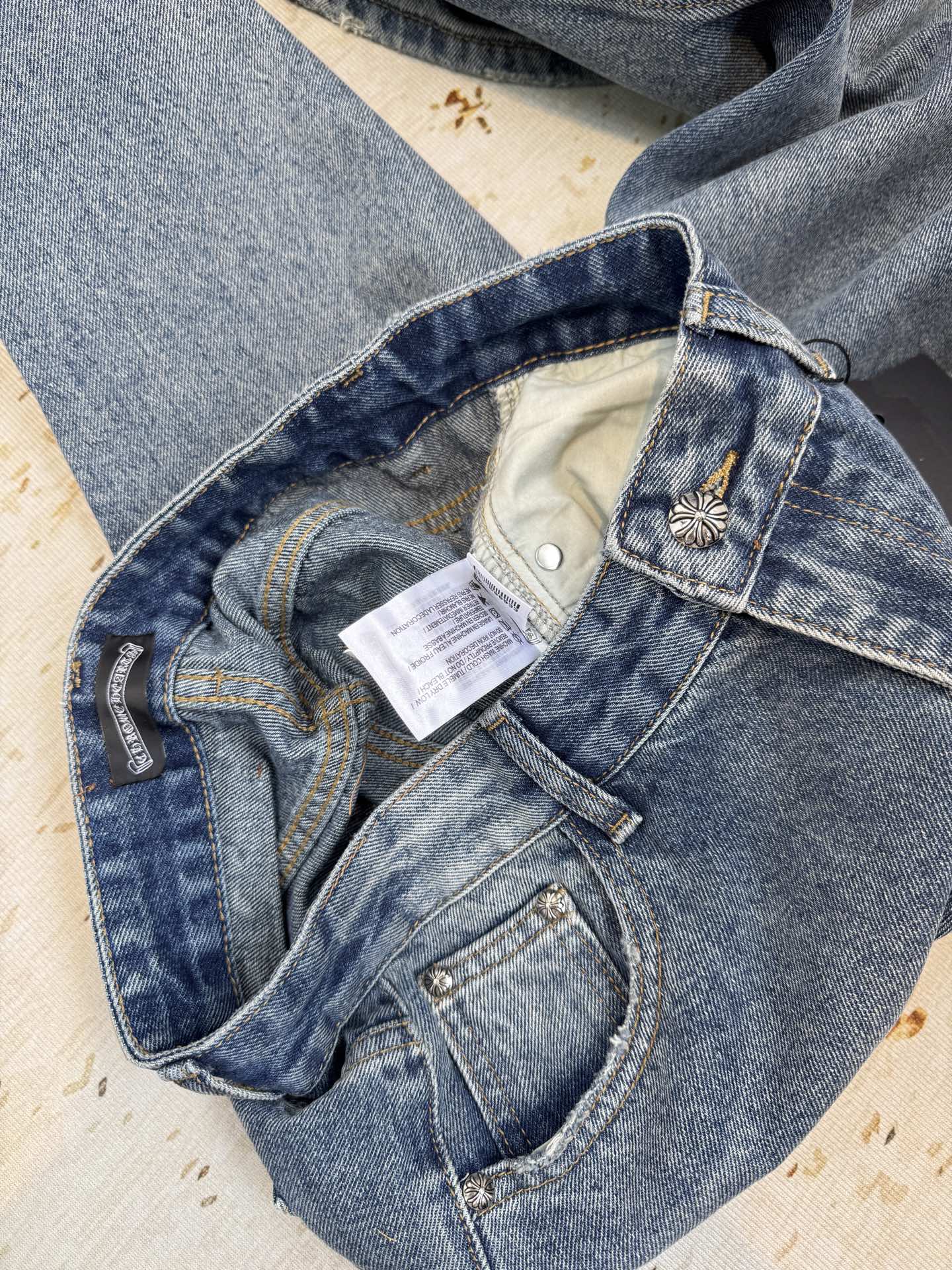 Chrome Hear*十字架贴布牛仔裤，男女同款采用高腰直筒版型，高腰设计优化身材比例，适配多种身形；