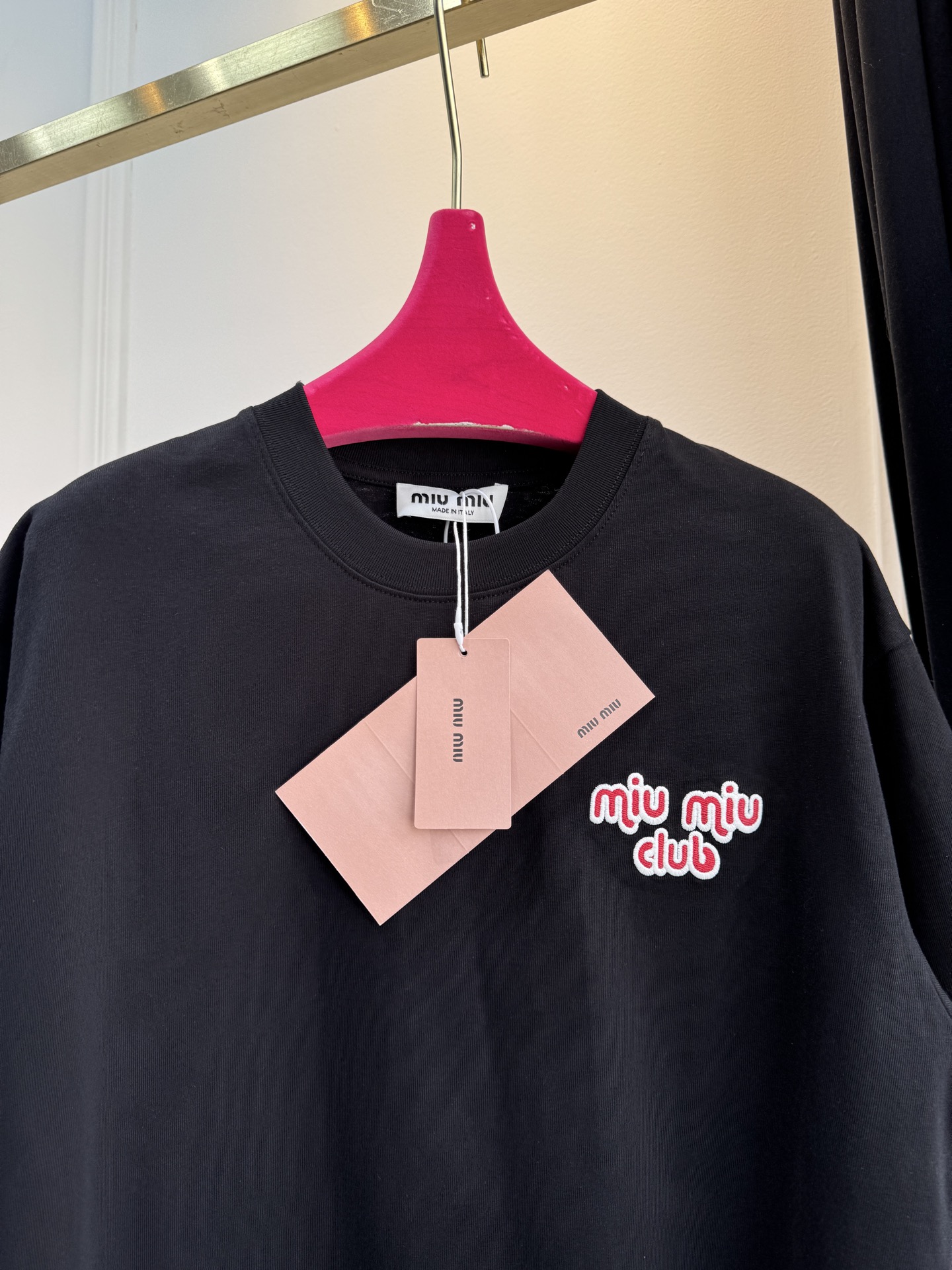 Miu club主题的刺绣贴布短袖T恤，高品质版型为宽松的Oversize风格，圆领基础款型，适配多种穿