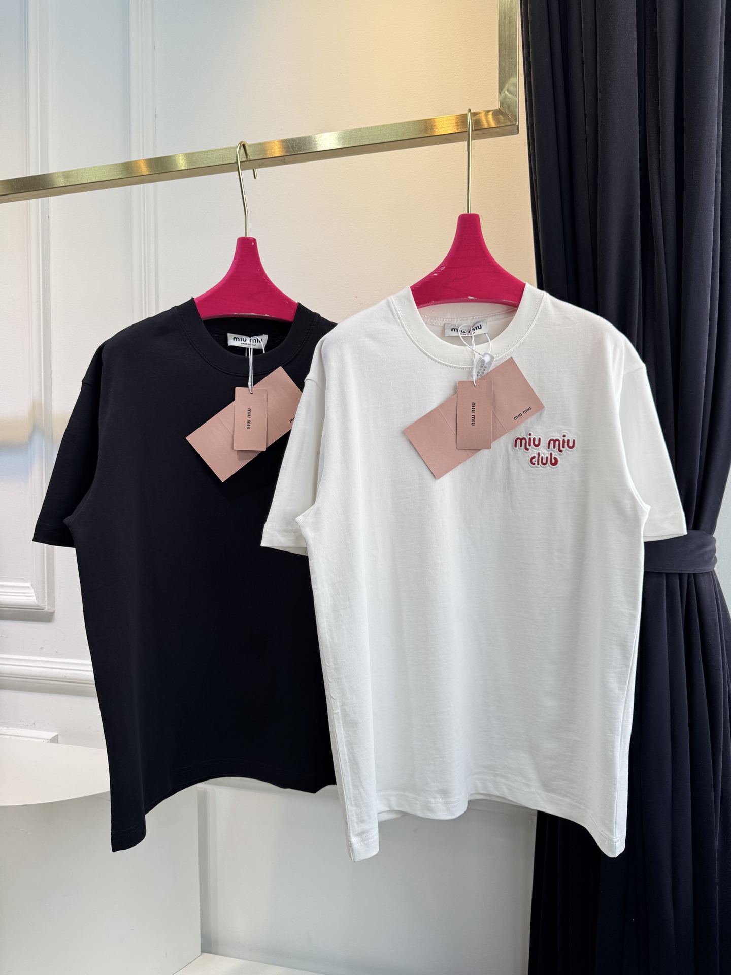 Miu club主题的刺绣贴布短袖T恤，高品质版型为宽松的Oversize风格，圆领基础款型，适配多种穿