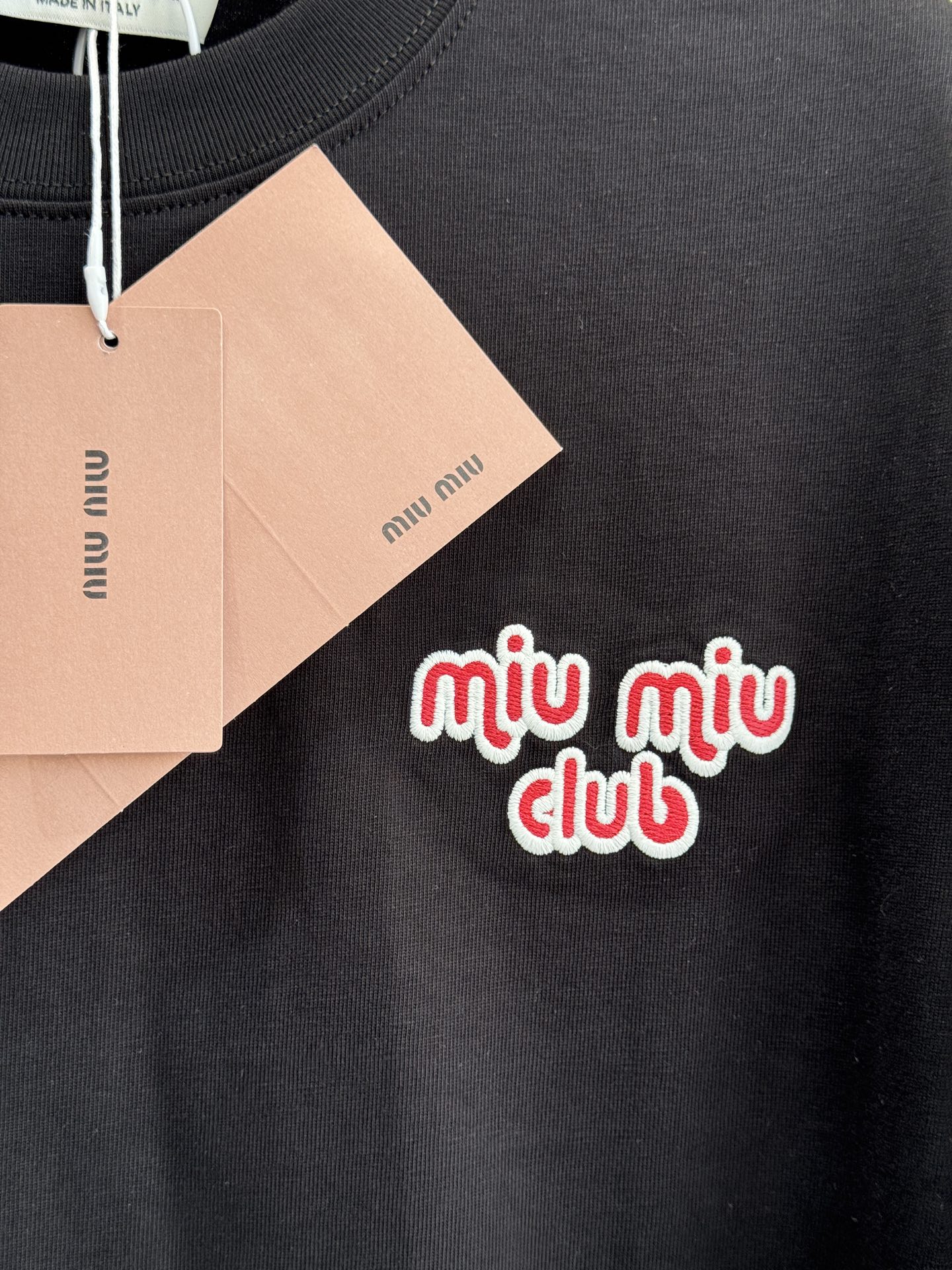 Miu club主题的刺绣贴布短袖T恤，高品质版型为宽松的Oversize风格，圆领基础款型，适配多种穿