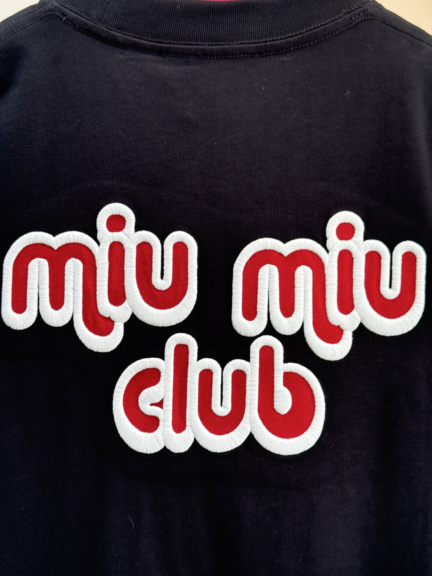 Miu club主题的刺绣贴布短袖T恤，高品质版型为宽松的Oversize风格，圆领基础款型，适配多种穿