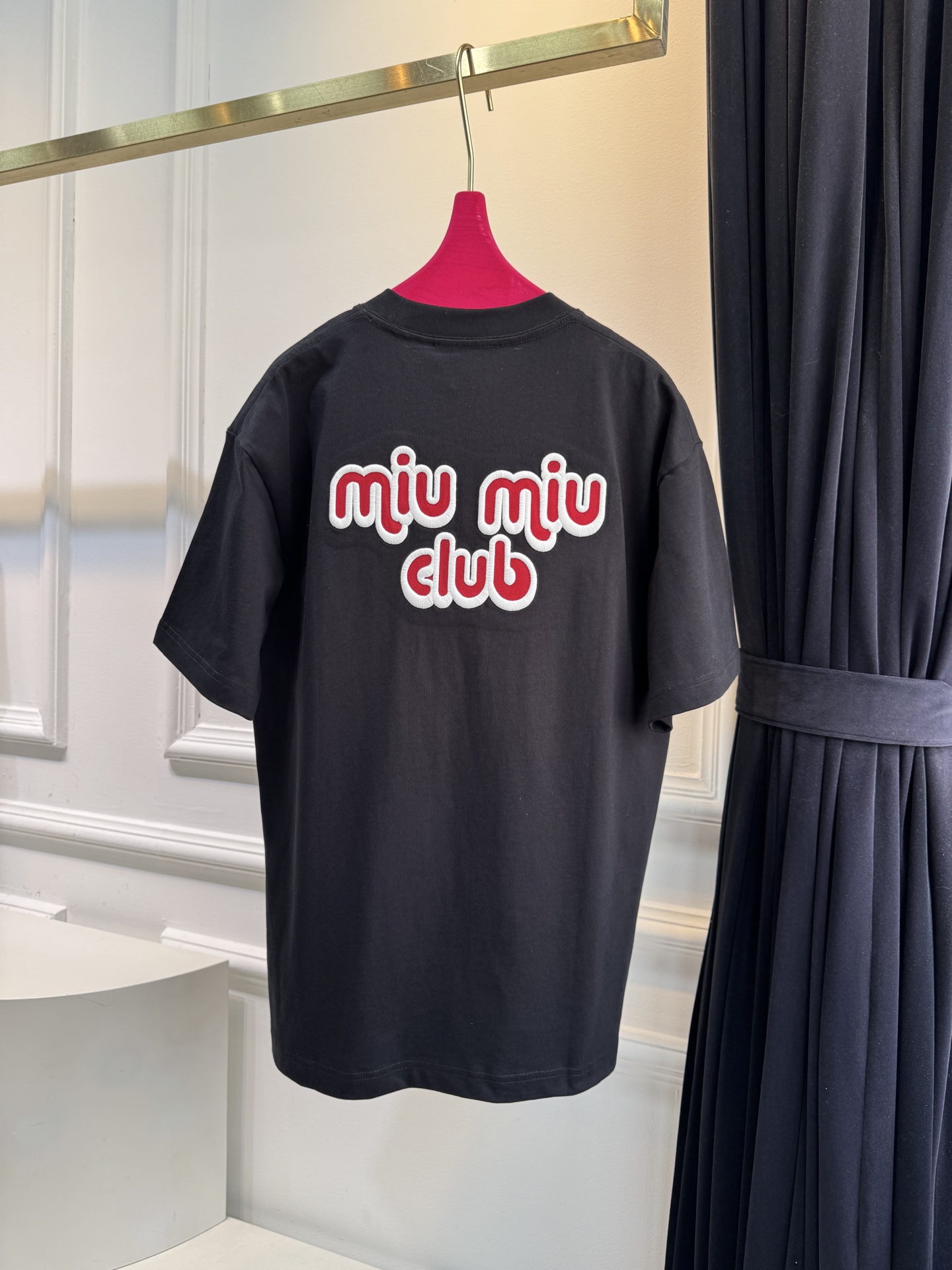 Miu club主题的刺绣贴布短袖T恤，高品质版型为宽松的Oversize风格，圆领基础款型，适配多种穿