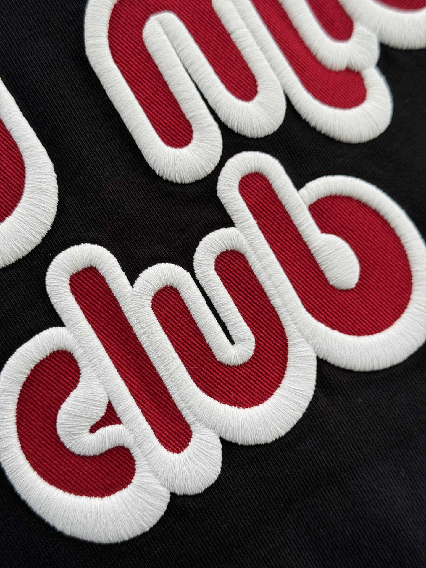 Miu club主题的刺绣贴布短袖T恤，高品质版型为宽松的Oversize风格，圆领基础款型，适配多种穿